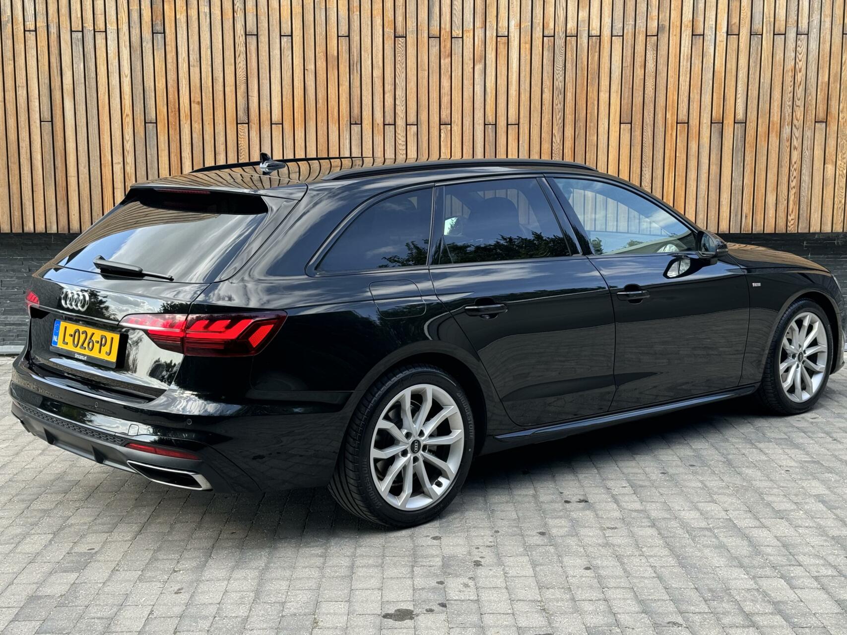 Audi A4 Avant 35 TFSI S edition Automaat | Matrix Led | Zwart optiek | Climate Control | Cruise Control | Getint glas | Apple CarPlay | Parkeersensoren achter