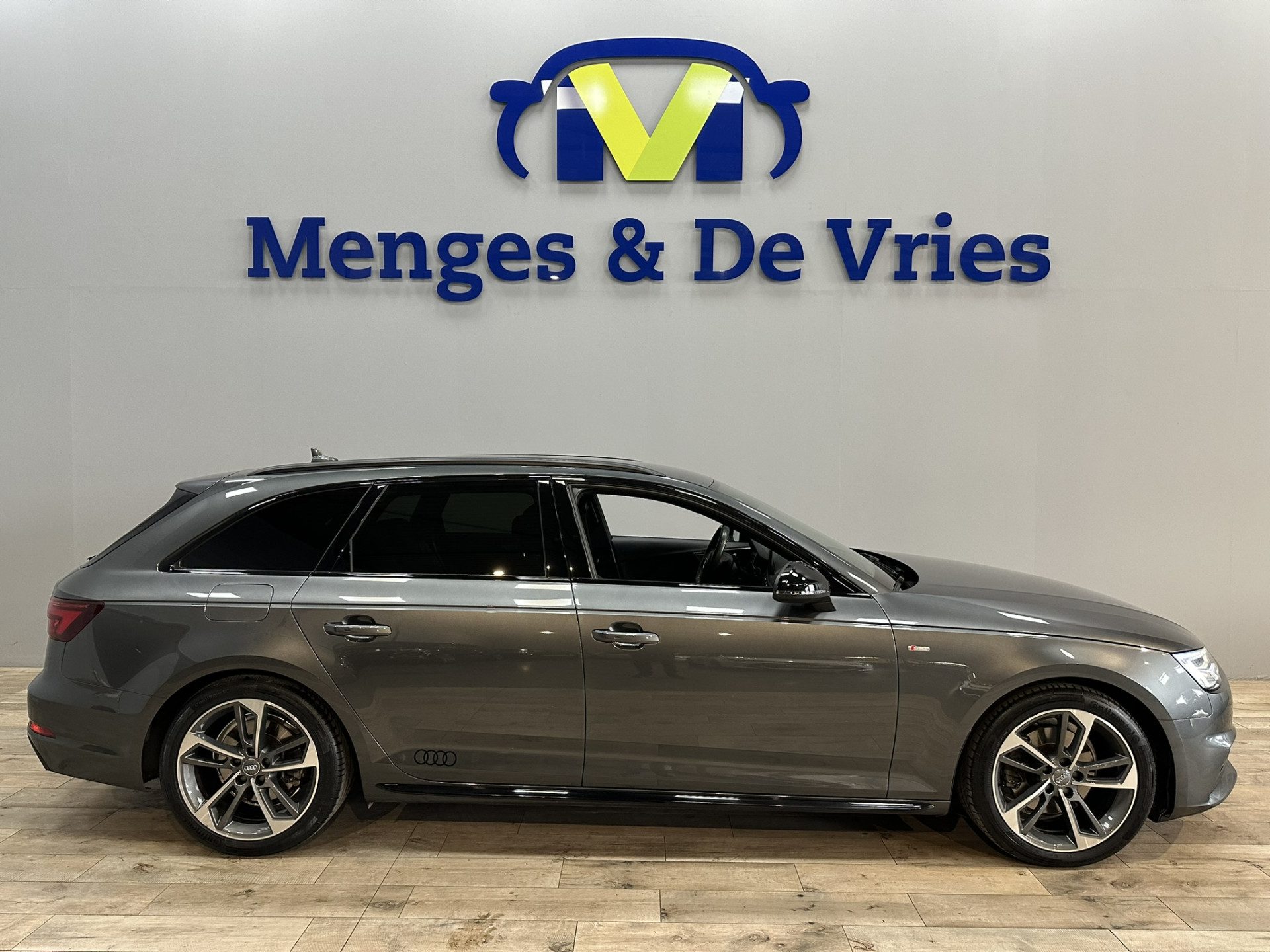 Audi A4 Avant 2.0 TFSI MHEV Sport S line black edition 3x S Line| Airco ECC | Leer | Cruise control | LED | Navigatie | Elek achterklep | 18″ velgen | Isofix |