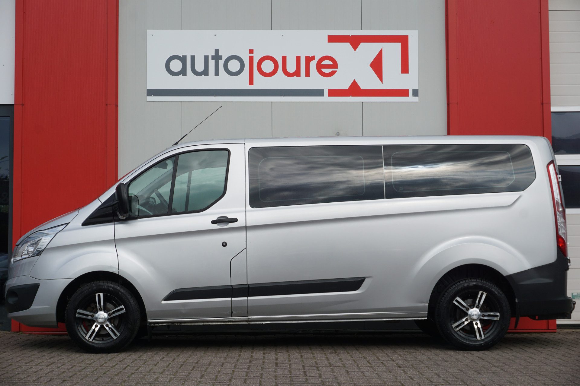 Ford Transit Custom 300 2.2 TDCI L2H1 Trend | 9-Persoons | Airco | Cruise | Trekhaak |