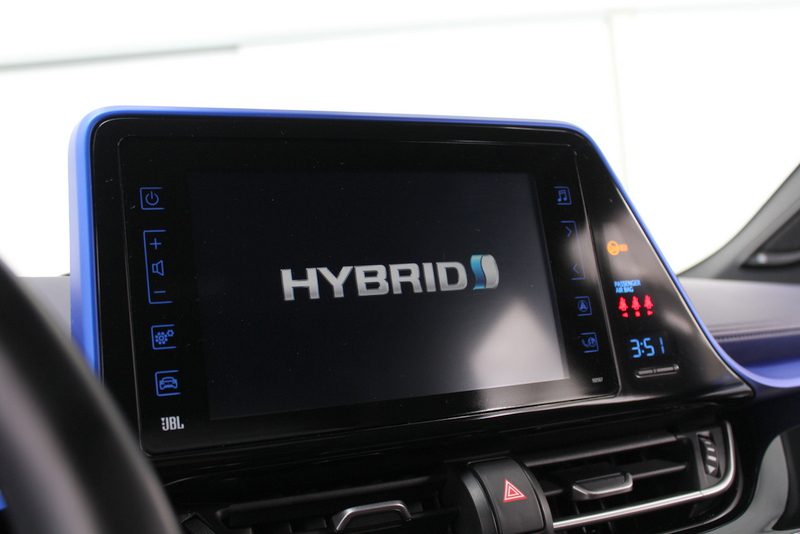 Toyota C-HR 1.8 Hybrid BI-TONE 98PK, DEELS LEER | NAVIGATIE | STOELVERWARMING | CLIMATE CONTROLE | JBL SOUND | DAB | CAMERA