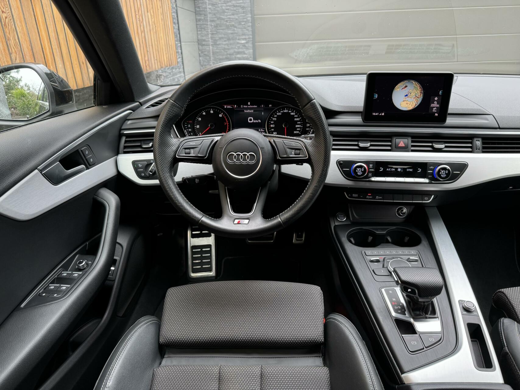 Audi A4 Avant 35 TFSI S line Automaat | Navigatie | Climate Control | Cruise Control | Parkeersensoren achter | Trekhaak | Privacy Glass