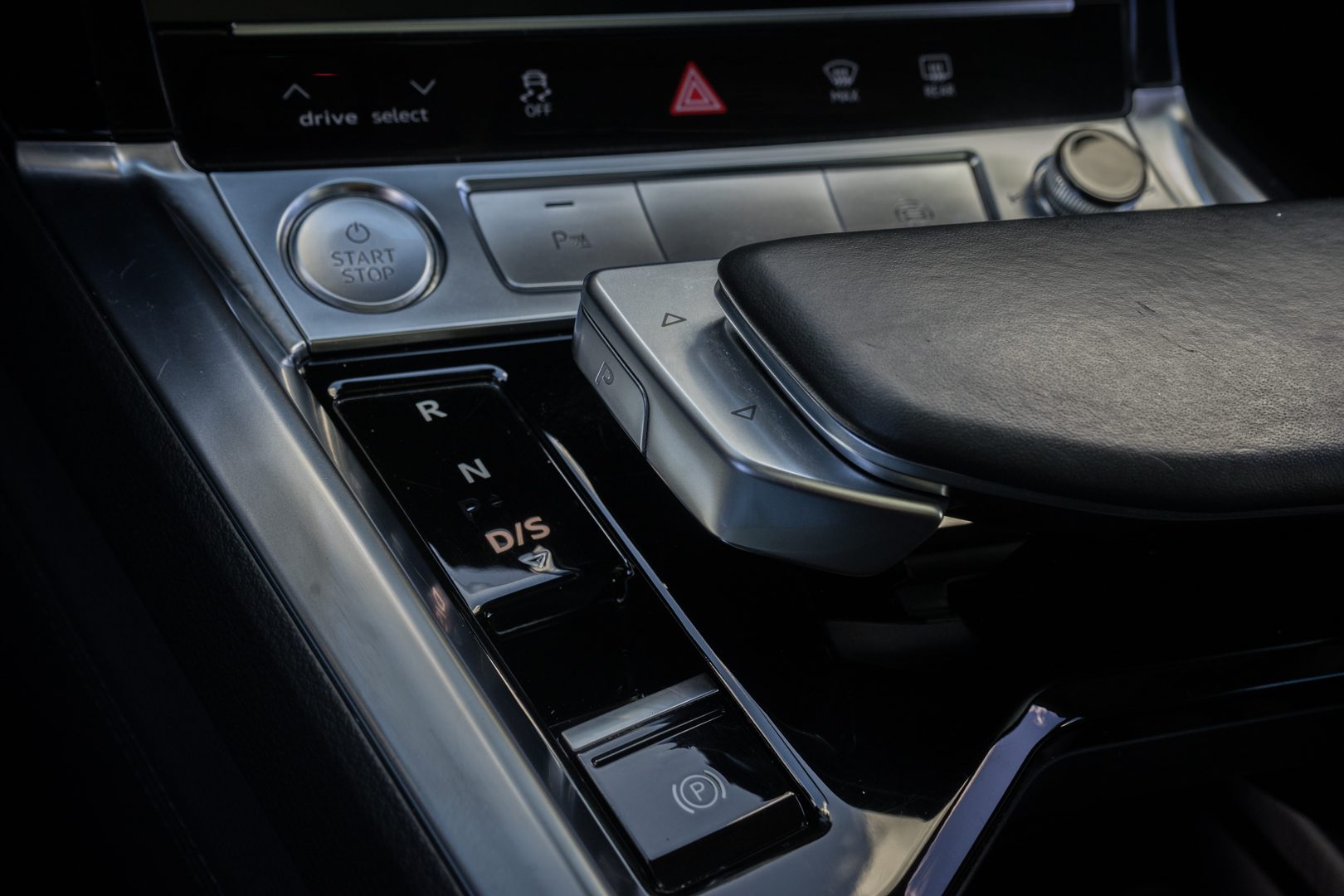 Audi e-tron e-tron 50 quattro Launch edition plus 71 kWh Panoramadak/ Leer/ Pdc/ Stoelverwarming/ Luchtvering/ Carplay/ Adapt. cruise