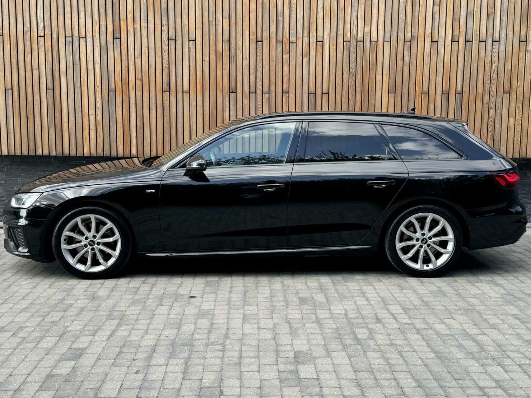 Audi A4 Avant 35 TFSI S edition Automaat | Matrix Led | Zwart optiek | Climate Control | Cruise Control | Getint glas | Apple CarPlay | Parkeersensoren achter