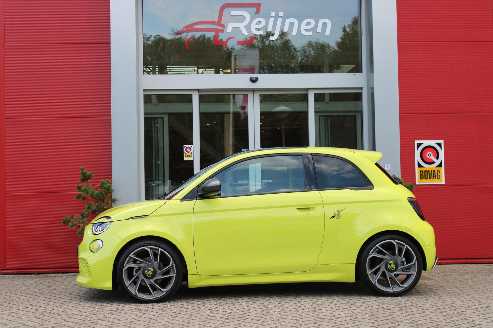 Abarth 500 TURISMO 155PK 42 kWh | PANORAMA DAK | DRAADLOZE APPLE CARPLAY/ANDROID AUTO | NAVIGATIE | ALCANTARA BEKLEDING | 18″ LICHTMETALEN VELGEN | STOEL VERWAMING | JBL AUDIO SYSTEM | SPORT PAKKET | ACHTERUITRIJ CAMERA | FULL LED KOPLAMPEN | DODEHOEK BEWAKING | KEYLESS ENTRY/START | 3-FASE | CRUISE CONTROL | DRAADLOZE TELEFOONLADER | DAB+ RADIO |