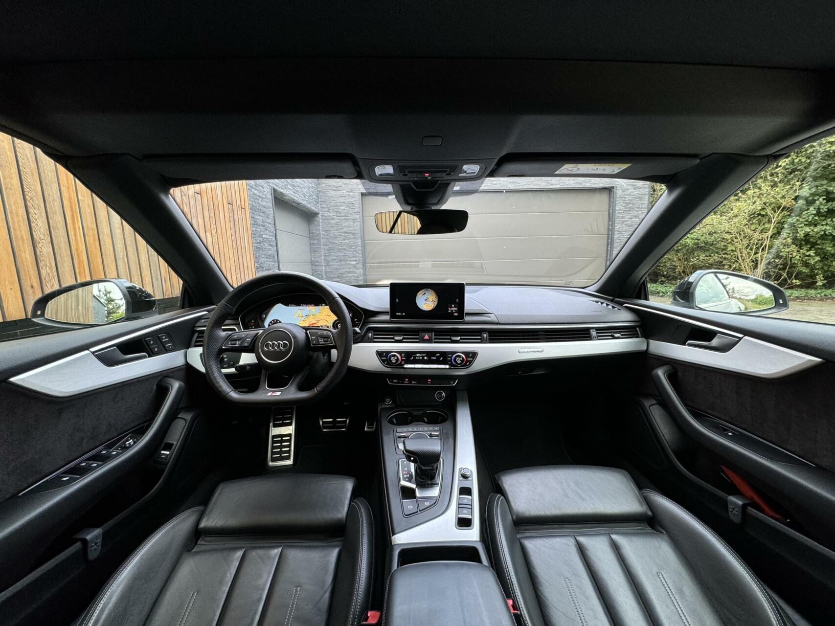 Audi A5 Cabriolet 45 TFSI quattro S Line Automaat | Digitaal dashboard | Stoel en nekverwarming | Winscherm | LED verlichting | 19 inch velgen | Lederen bekleding | Achteruitrijcamera | Parkeersensoren voor en achter