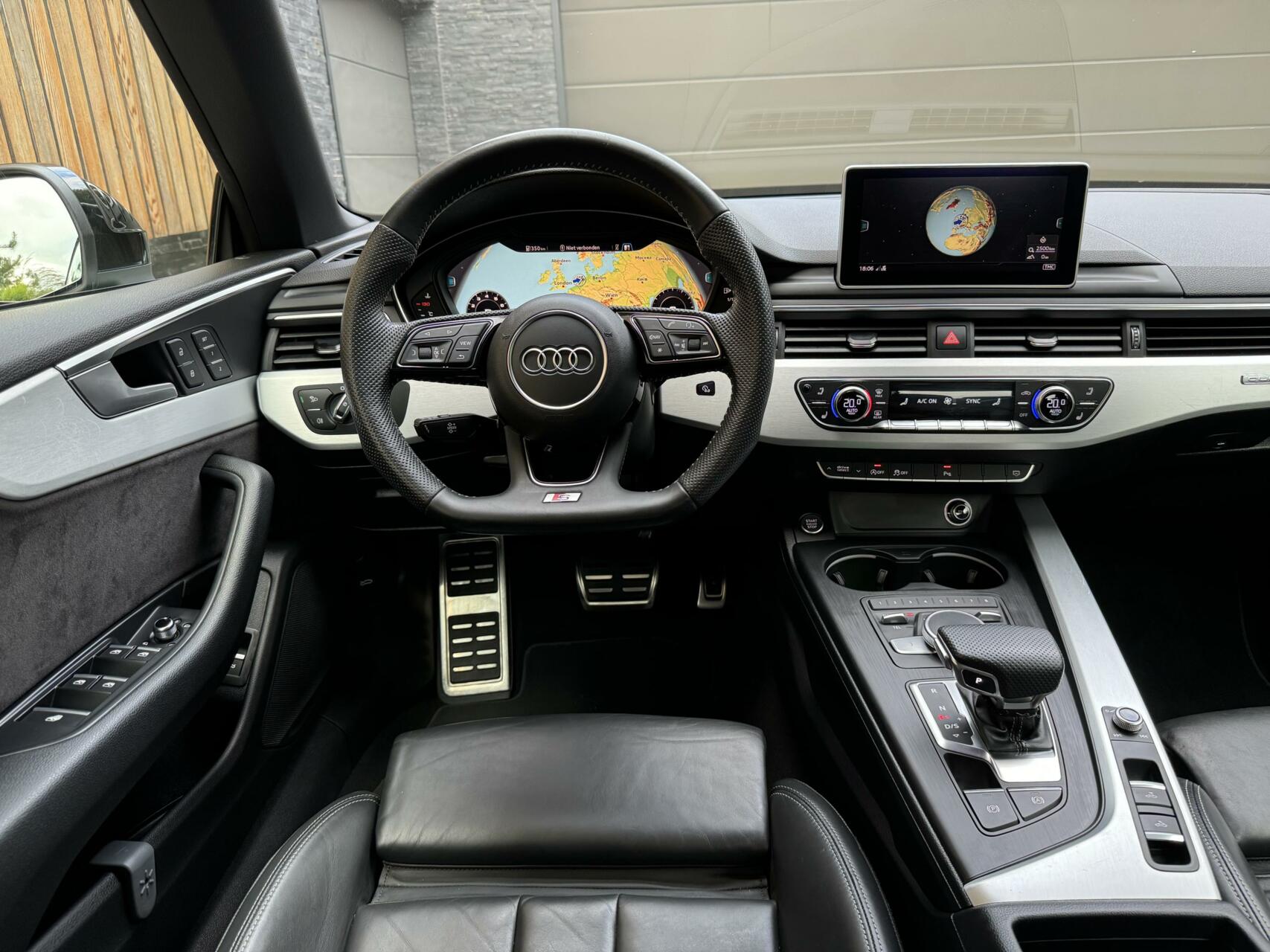 Audi A5 Cabriolet 45 TFSI quattro S Line Automaat | Digitaal dashboard | Stoel en nekverwarming | Winscherm | LED verlichting | 19 inch velgen | Lederen bekleding | Achteruitrijcamera | Parkeersensoren voor en achter