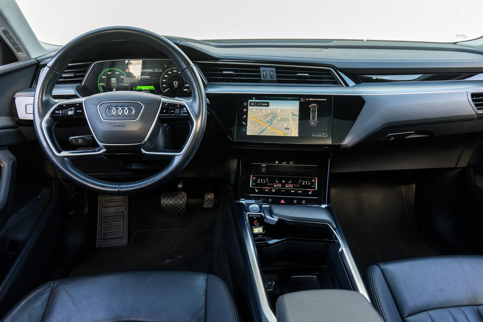 Audi e-tron e-tron 50 quattro Launch edition plus 71 kWh Panoramadak/ Leer/ Pdc/ Stoelverwarming/ Luchtvering/ Carplay/ Adapt. cruise