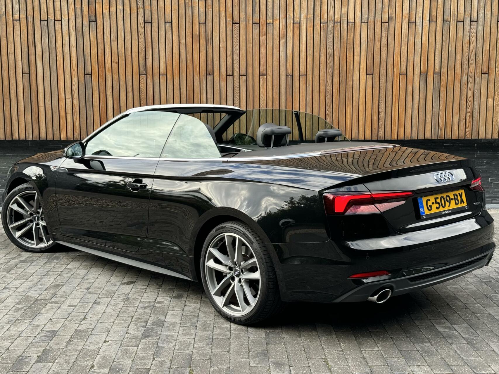 Audi A5 Cabriolet 45 TFSI quattro S Line Automaat | Digitaal dashboard | Stoel en nekverwarming | Winscherm | LED verlichting | 19 inch velgen | Lederen bekleding | Achteruitrijcamera | Parkeersensoren voor en achter