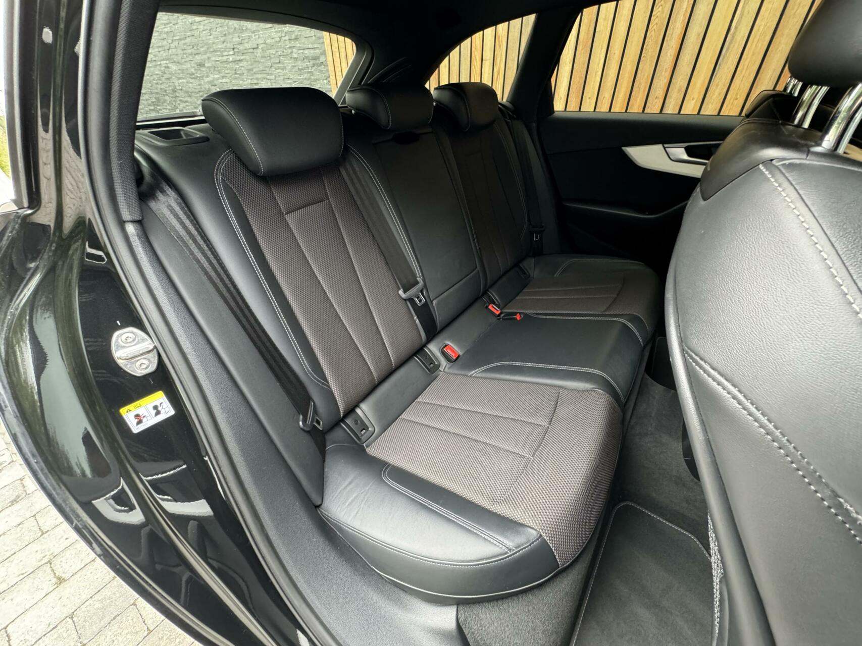 Audi A4 Avant 35 TFSI S line Automaat | Navigatie | Climate Control | Cruise Control | Parkeersensoren achter | Trekhaak | Privacy Glass