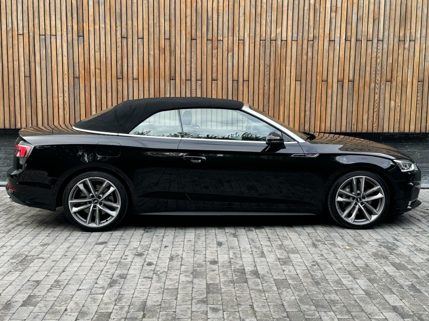 Audi A5 Cabriolet 45 TFSI quattro S Line Automaat | Digitaal dashboard | Stoel en nekverwarming | Winscherm | LED verlichting | 19 inch velgen | Lederen bekleding | Achteruitrijcamera | Parkeersensoren voor en achter