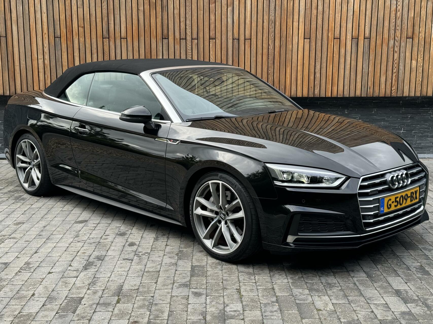 Audi A5 Cabriolet 45 TFSI quattro S Line Automaat | Digitaal dashboard | Stoel en nekverwarming | Winscherm | LED verlichting | 19 inch velgen | Lederen bekleding | Achteruitrijcamera | Parkeersensoren voor en achter