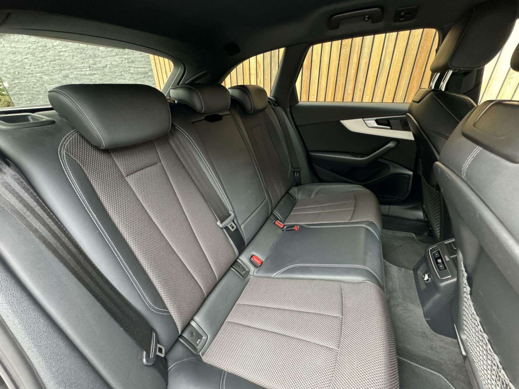 Audi A4 Avant 35 TFSI S line Automaat | Navigatie | Climate Control | Cruise Control | Parkeersensoren achter | Trekhaak | Privacy Glass