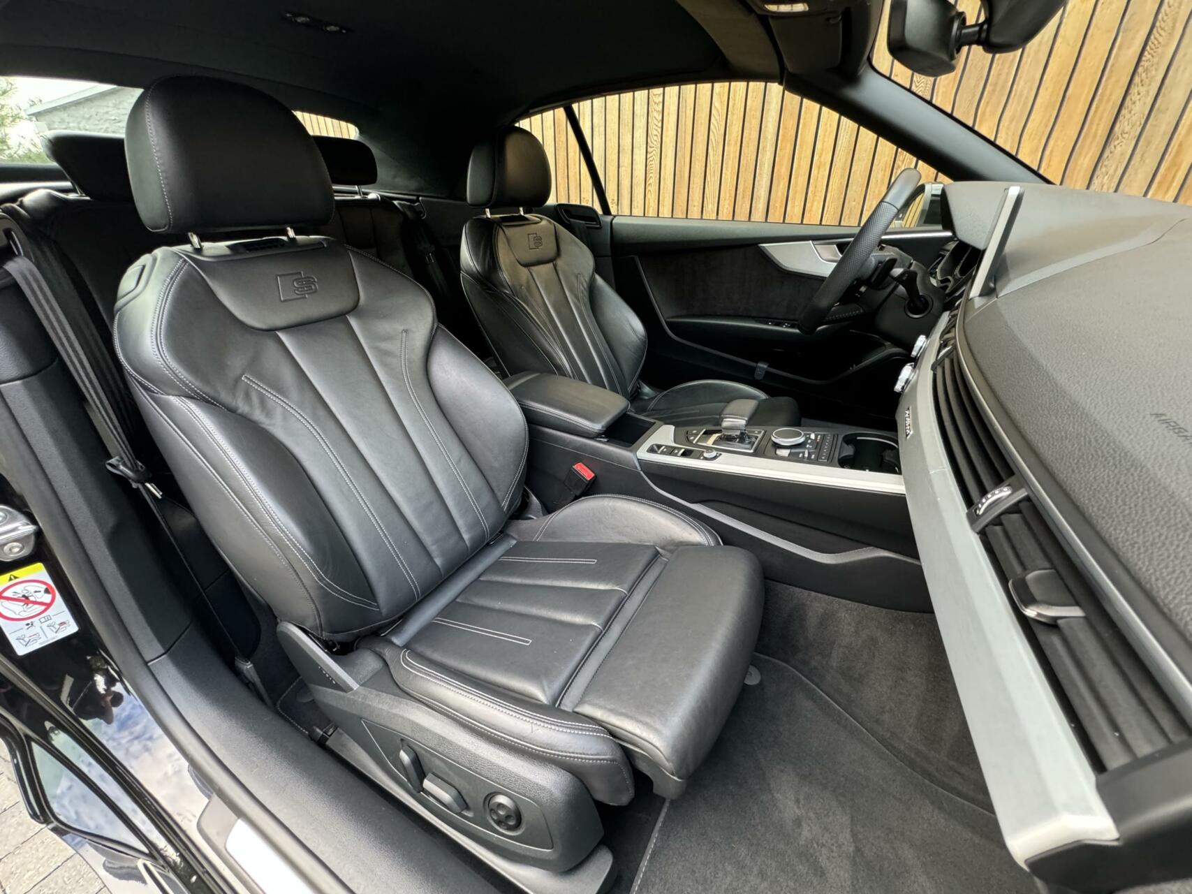 Audi A5 Cabriolet 45 TFSI quattro S Line Automaat | Digitaal dashboard | Stoel en nekverwarming | Winscherm | LED verlichting | 19 inch velgen | Lederen bekleding | Achteruitrijcamera | Parkeersensoren voor en achter