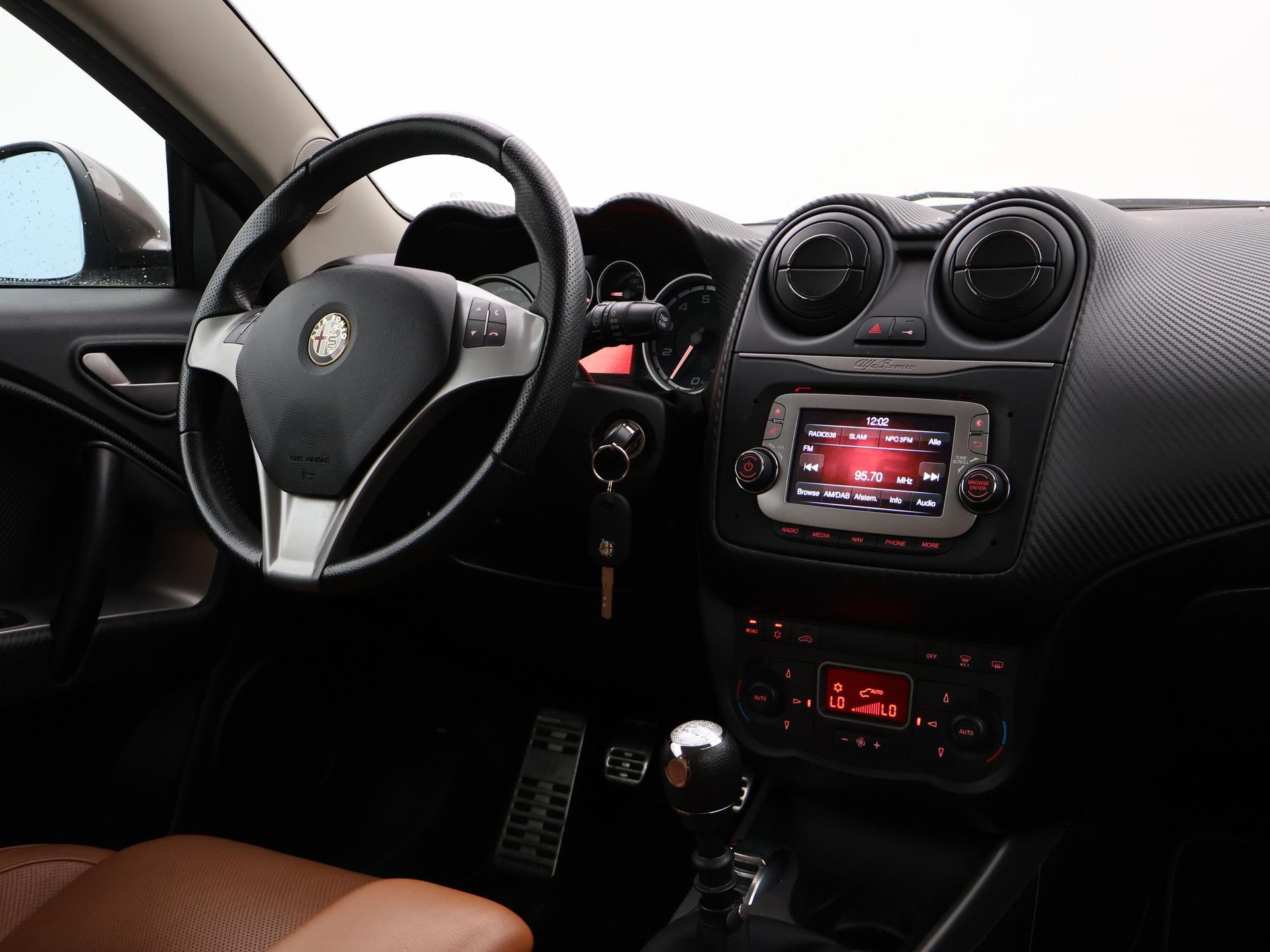 Alfa Romeo MiTo 0.9 TwinAir ESCLUSIVO + LEDER / NAVIGATIE