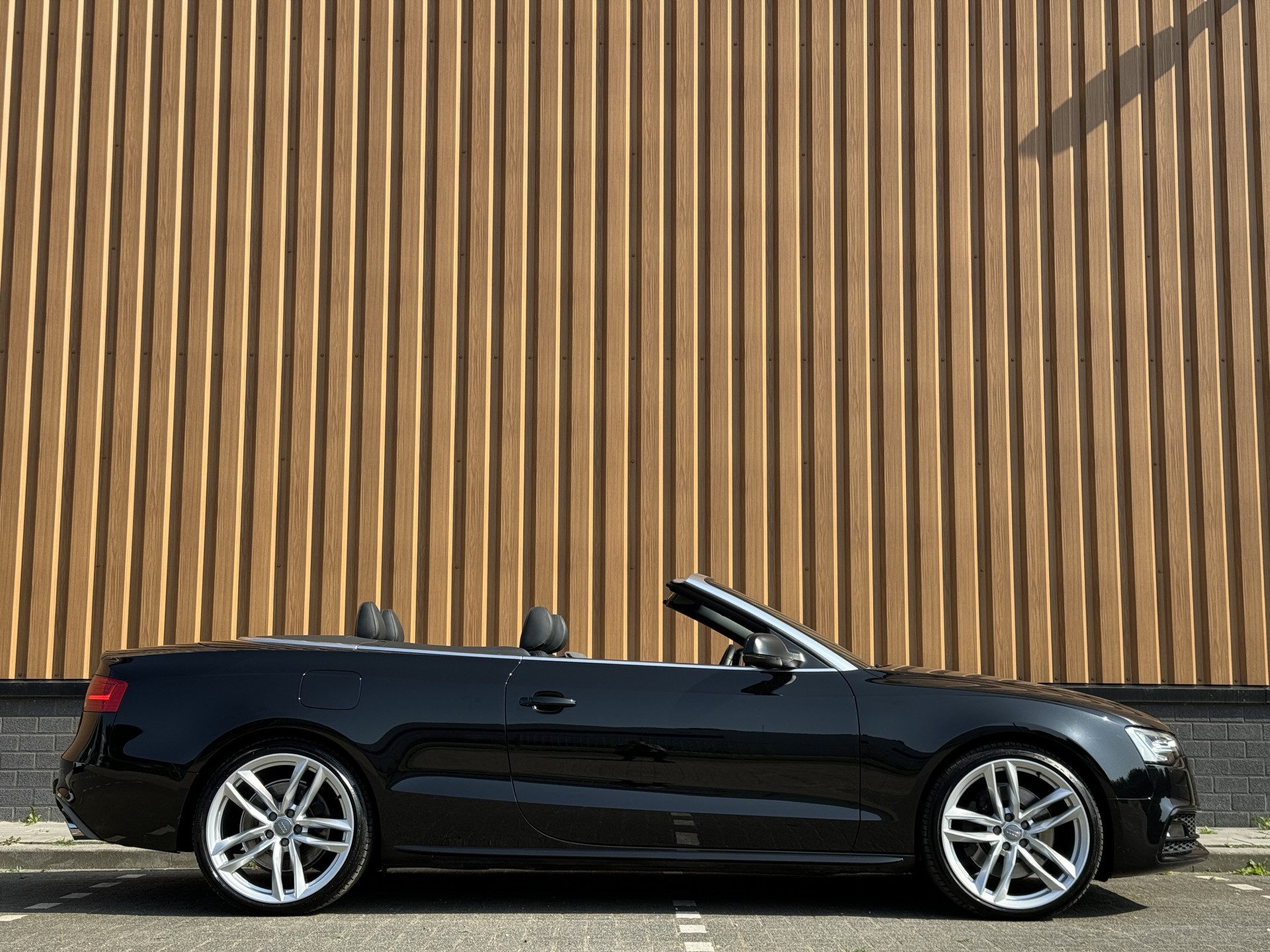 Audi A5 Cabriolet 3.0 TFSI quattro Sport Edition Open Days | 272 PK! | Afneembare Trekhaak | 20″ Lichtmetaal | Bang & Olufsen | Elektrische Stoelen | Navigatie | Bluetooth | Stoelverwarming |