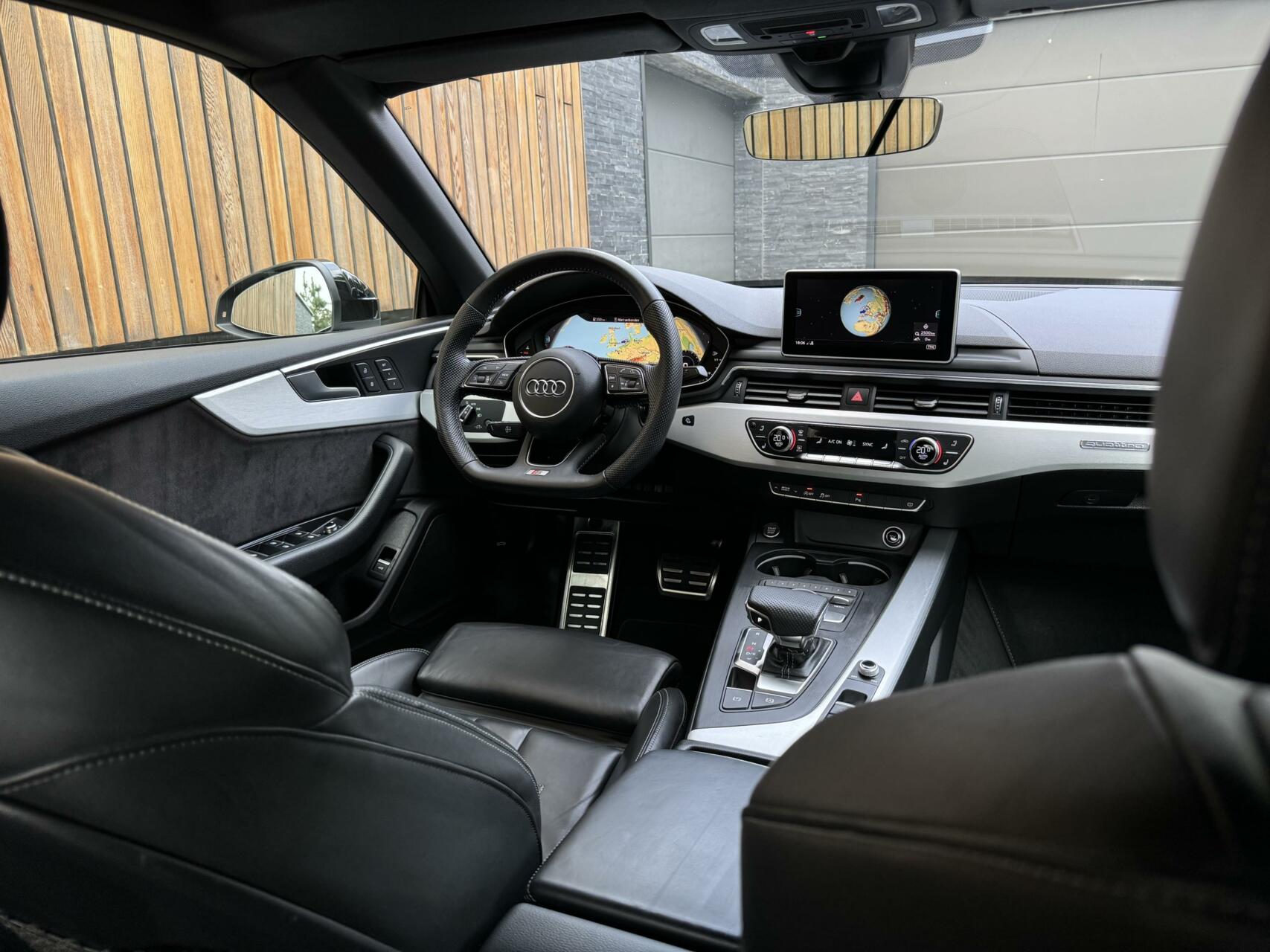 Audi A5 Cabriolet 45 TFSI quattro S Line Automaat | Digitaal dashboard | Stoel en nekverwarming | Winscherm | LED verlichting | 19 inch velgen | Lederen bekleding | Achteruitrijcamera | Parkeersensoren voor en achter