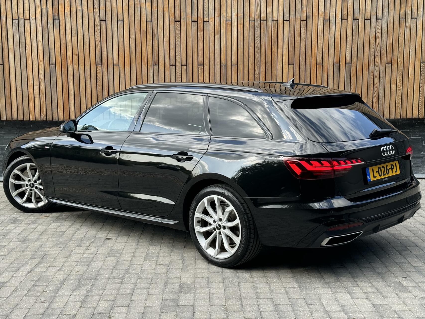 Audi A4 Avant 35 TFSI S edition Automaat | Matrix Led | Zwart optiek | Climate Control | Cruise Control | Getint glas | Apple CarPlay | Parkeersensoren achter