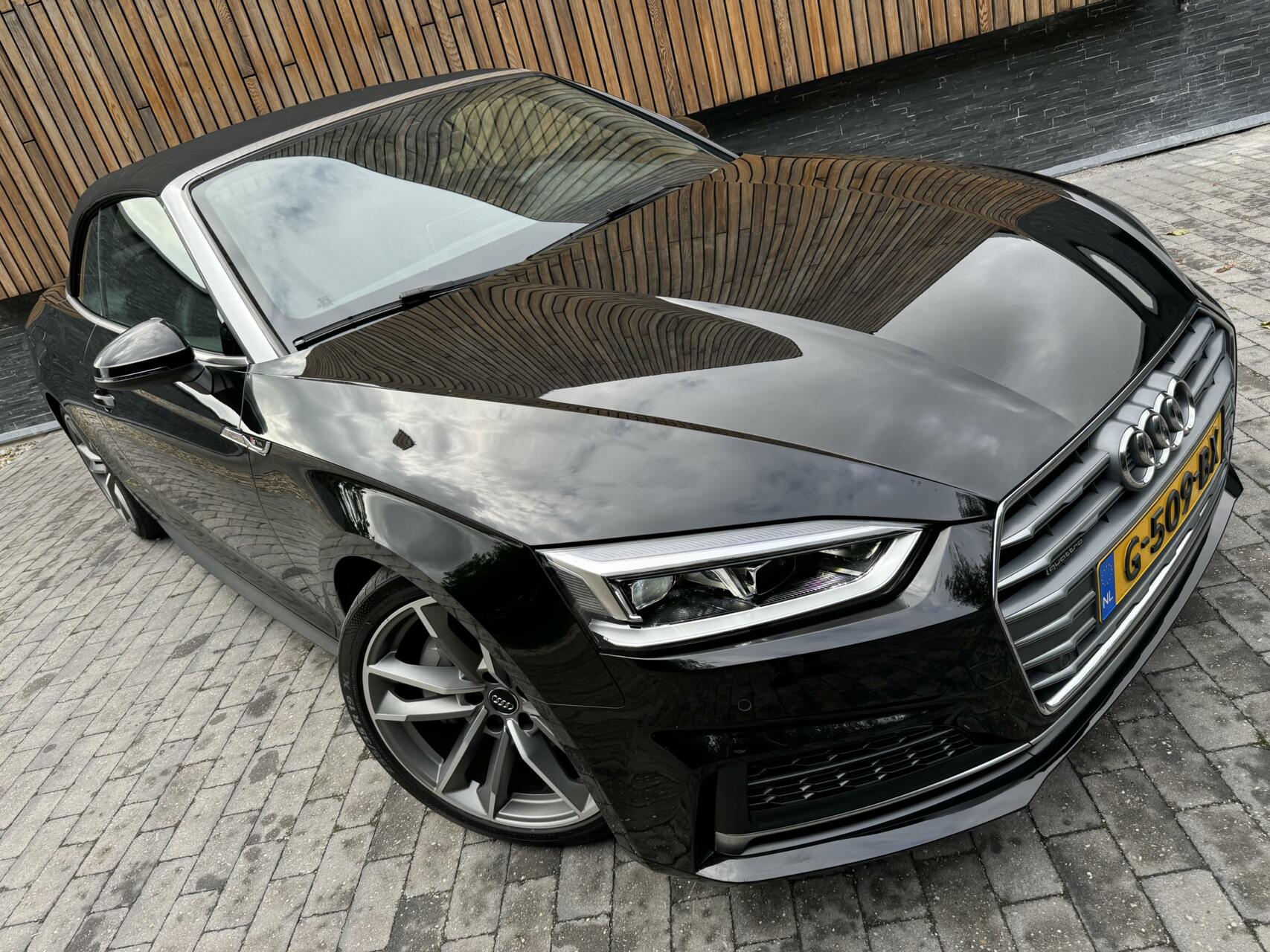 Audi A5 Cabriolet 45 TFSI quattro S Line Automaat | Digitaal dashboard | Stoel en nekverwarming | Winscherm | LED verlichting | 19 inch velgen | Lederen bekleding | Achteruitrijcamera | Parkeersensoren voor en achter