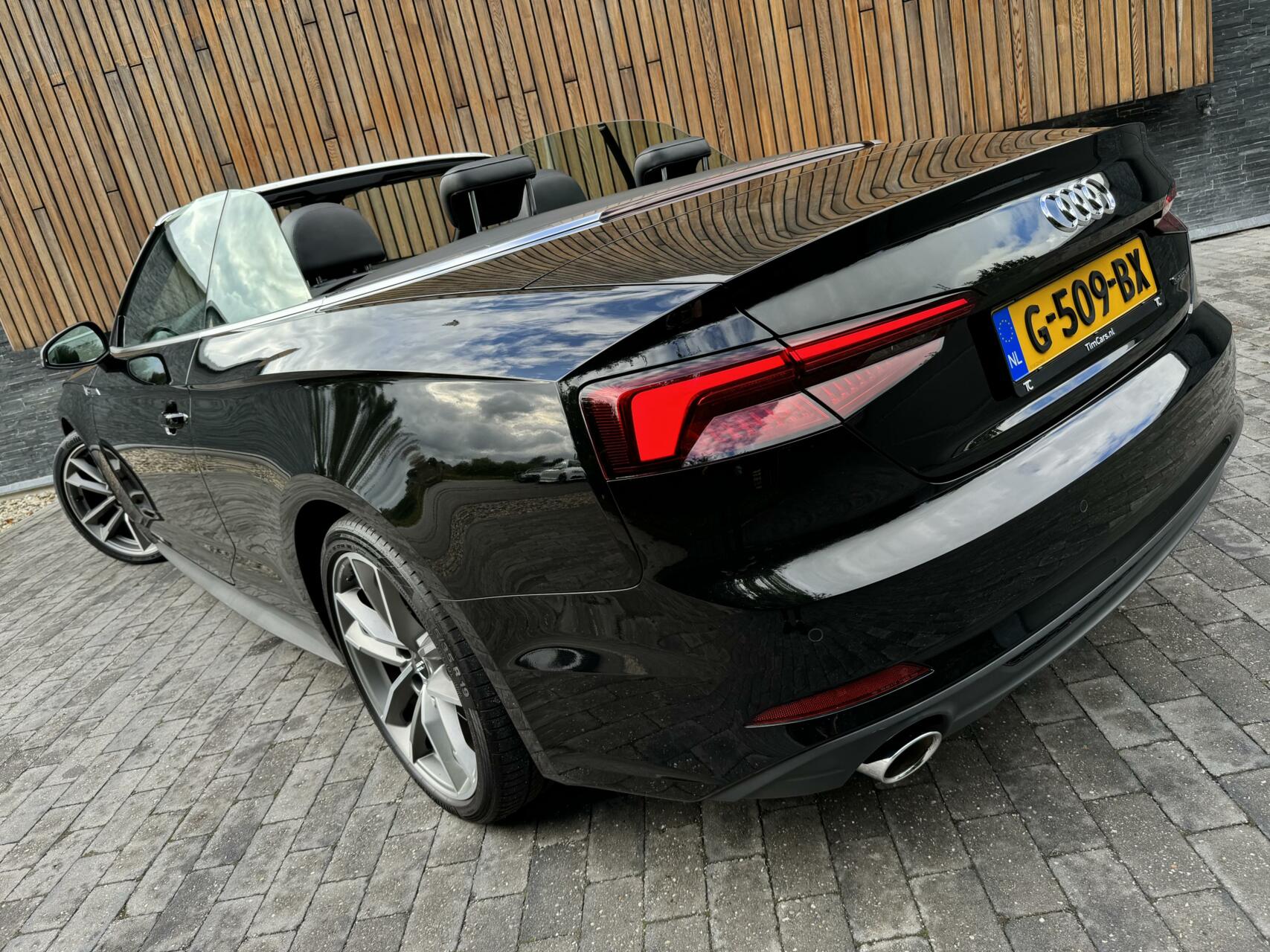 Audi A5 Cabriolet 45 TFSI quattro S Line Automaat | Digitaal dashboard | Stoel en nekverwarming | Winscherm | LED verlichting | 19 inch velgen | Lederen bekleding | Achteruitrijcamera | Parkeersensoren voor en achter