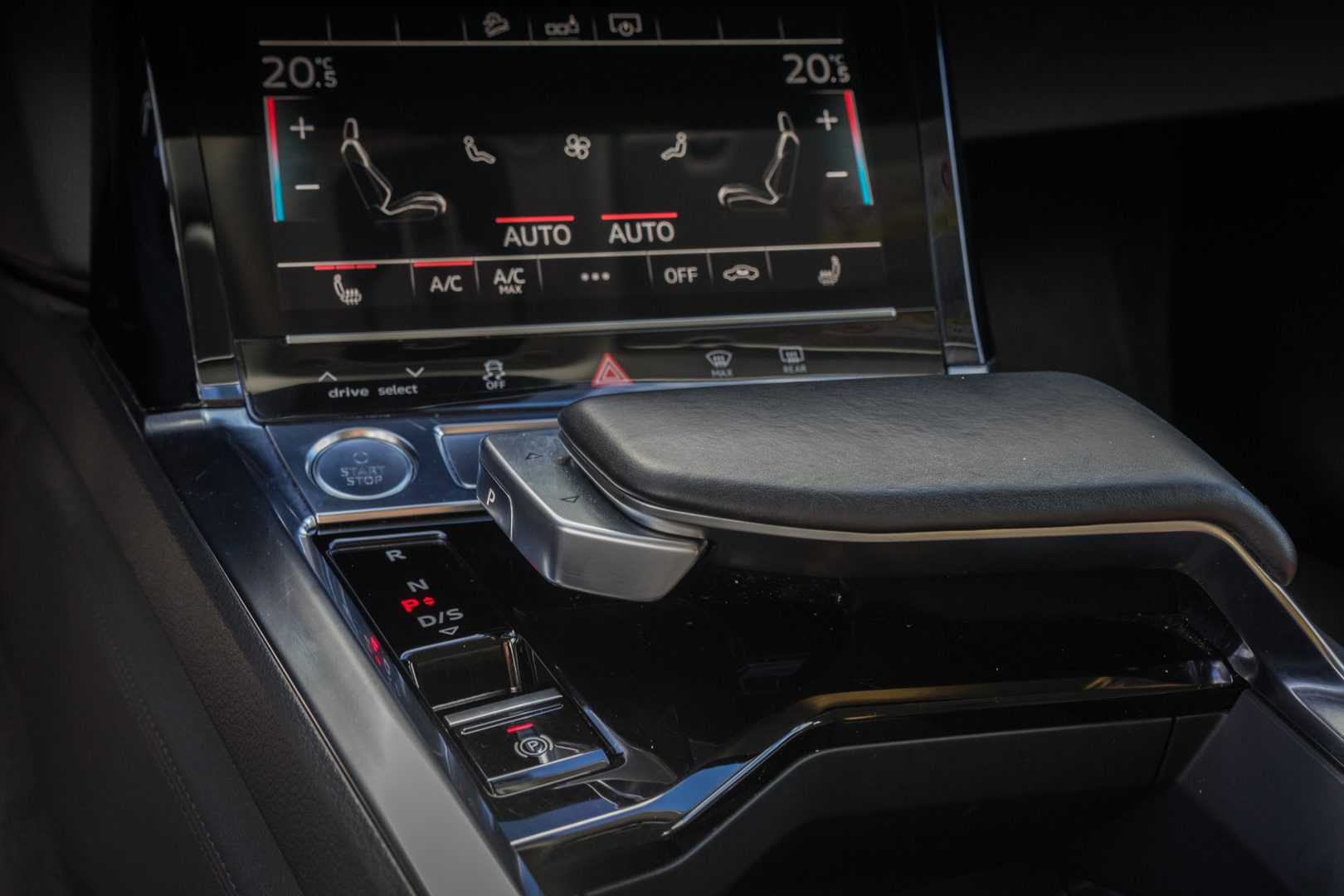 Audi e-tron e-tron 50 quattro Launch edition plus 71 kWh Panoramadak/ Leer/ Pdc/ Stoelverwarming/ Luchtvering/ Carplay/ Adapt. cruise