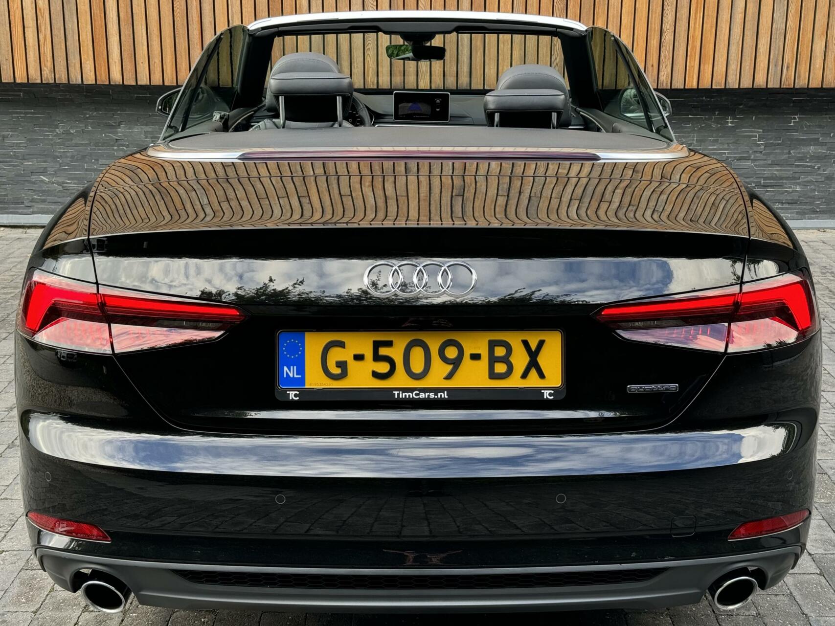 Audi A5 Cabriolet 45 TFSI quattro S Line Automaat | Digitaal dashboard | Stoel en nekverwarming | Winscherm | LED verlichting | 19 inch velgen | Lederen bekleding | Achteruitrijcamera | Parkeersensoren voor en achter