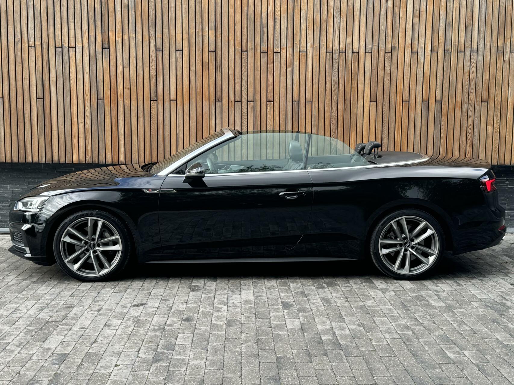 Audi A5 Cabriolet 45 TFSI quattro S Line Automaat | Digitaal dashboard | Stoel en nekverwarming | Winscherm | LED verlichting | 19 inch velgen | Lederen bekleding | Achteruitrijcamera | Parkeersensoren voor en achter