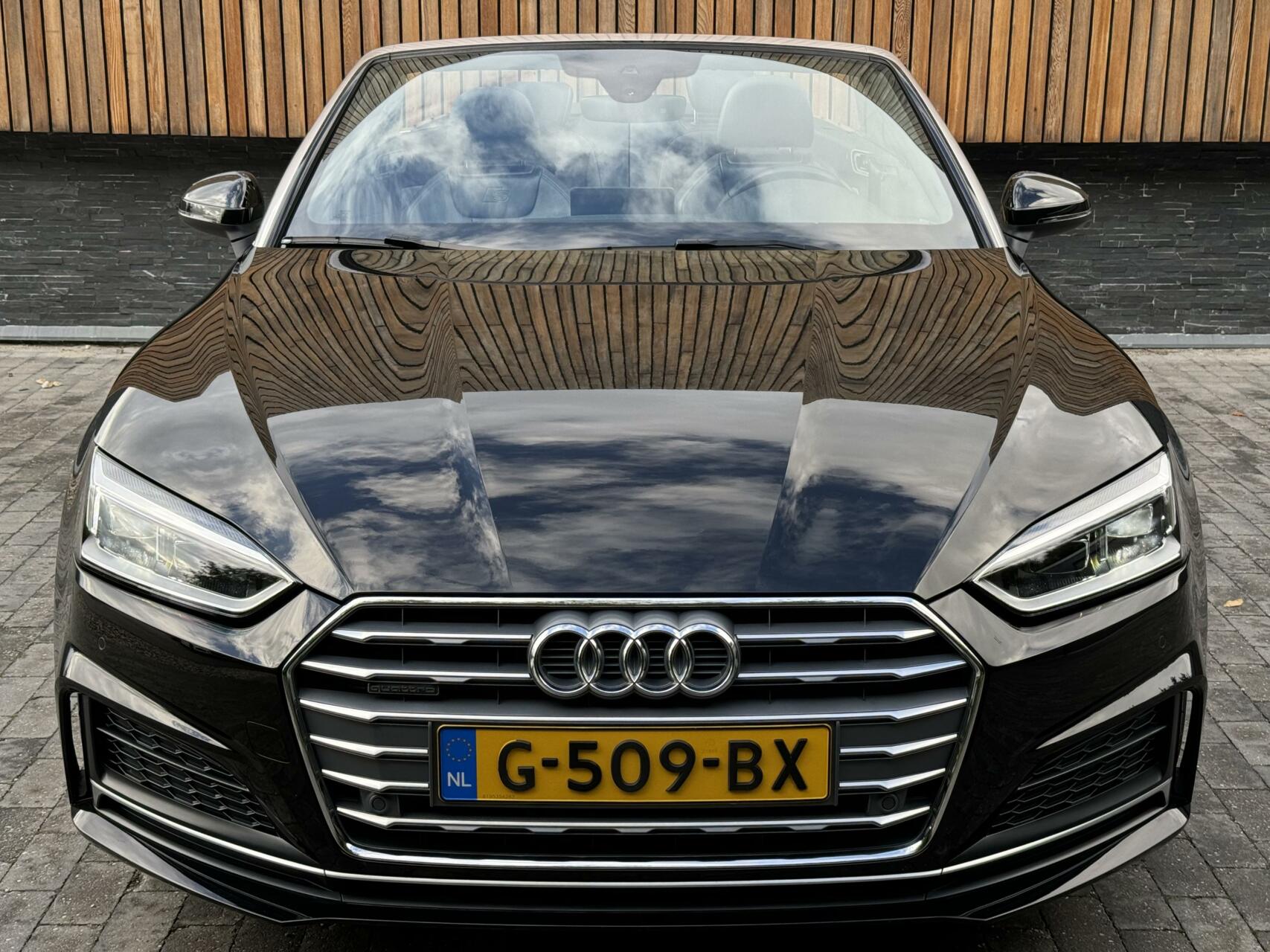 Audi A5 Cabriolet 45 TFSI quattro S Line Automaat | Digitaal dashboard | Stoel en nekverwarming | Winscherm | LED verlichting | 19 inch velgen | Lederen bekleding | Achteruitrijcamera | Parkeersensoren voor en achter