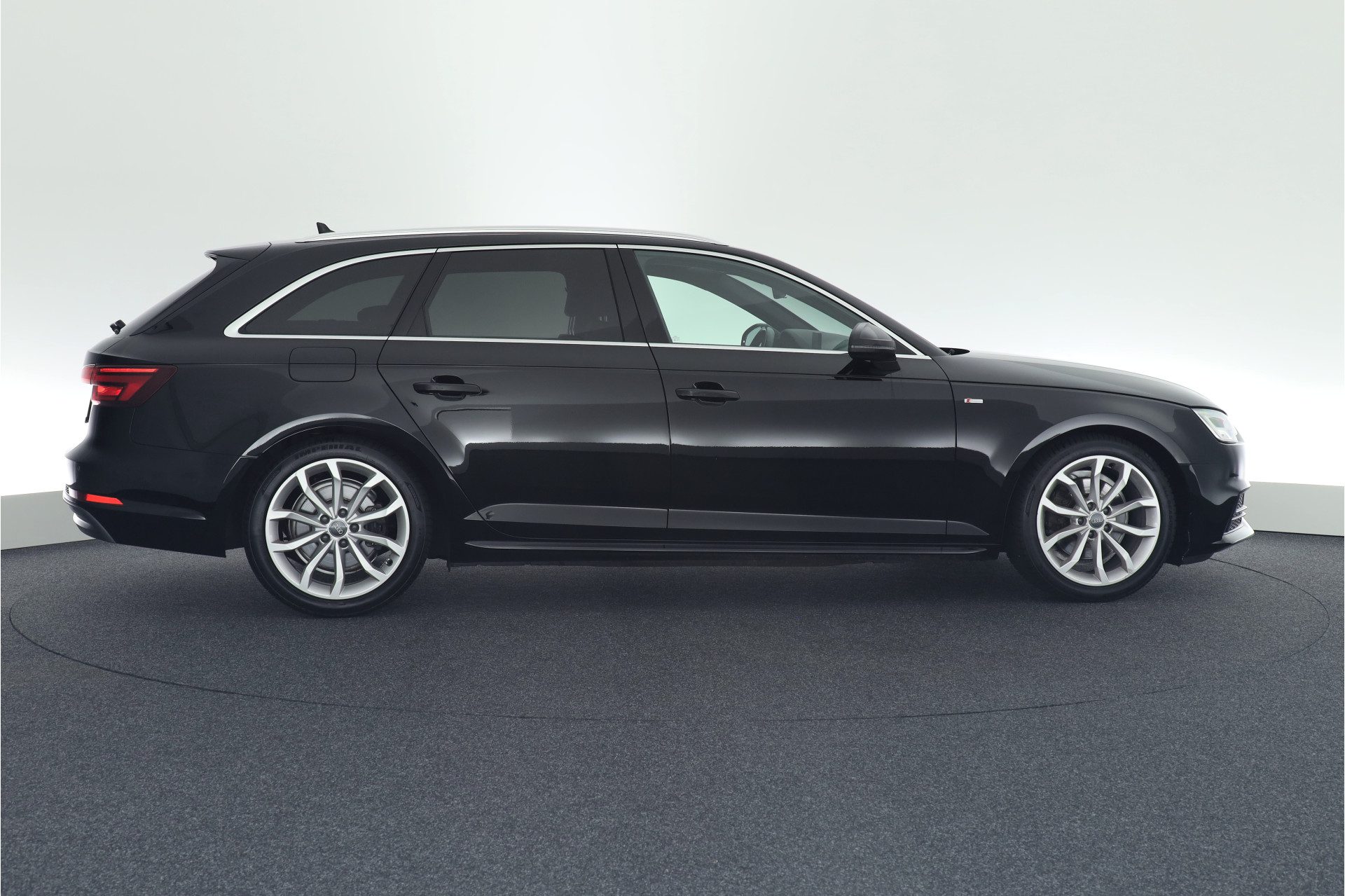 Audi A4 Avant 1.4 TFSI 150pk S-Tronic 2x S-Line Led Navigatie Parkeersensoren