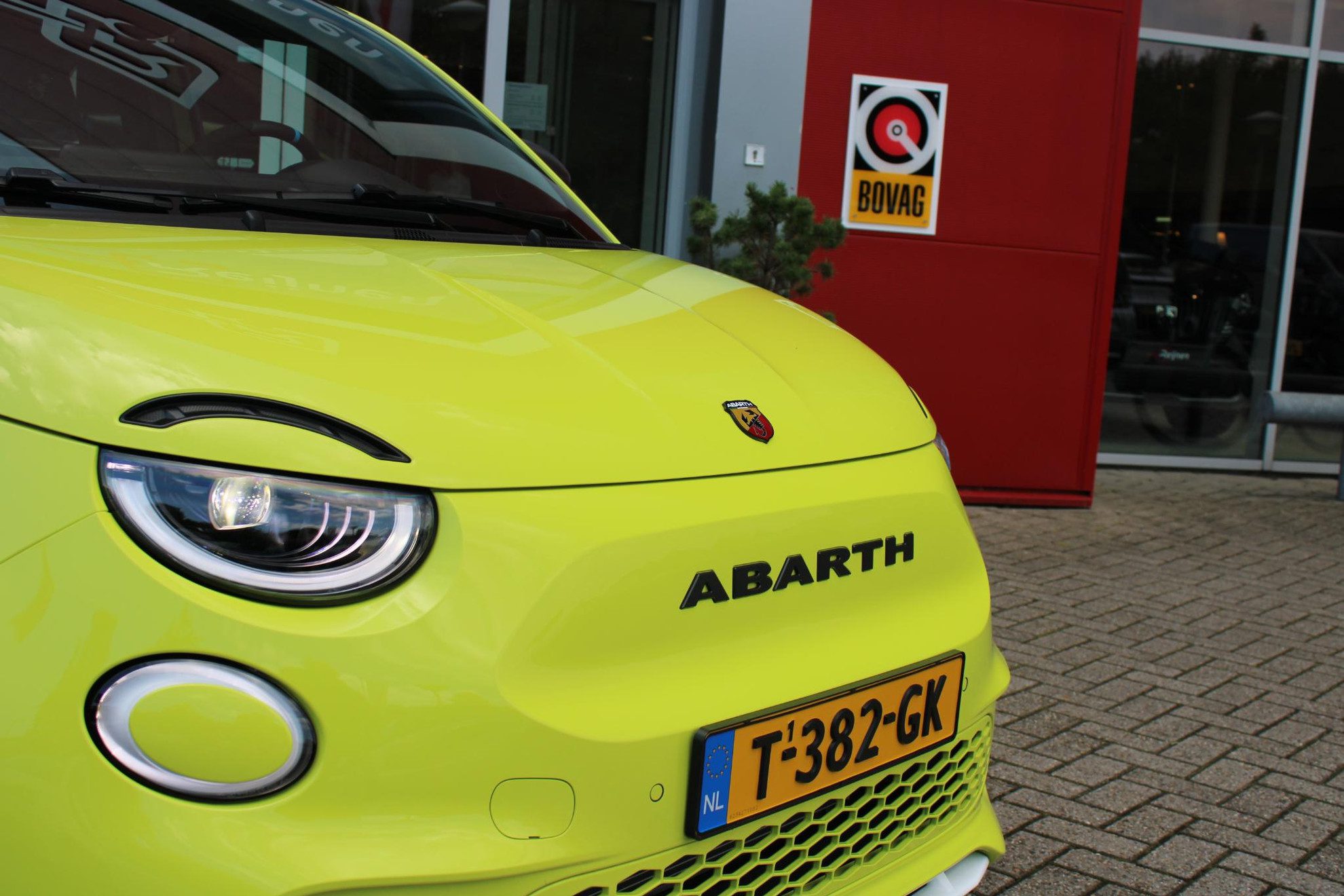 Abarth 500 TURISMO 155PK 42 kWh | PANORAMA DAK | DRAADLOZE APPLE CARPLAY/ANDROID AUTO | NAVIGATIE | ALCANTARA BEKLEDING | 18″ LICHTMETALEN VELGEN | STOEL VERWAMING | JBL AUDIO SYSTEM | SPORT PAKKET | ACHTERUITRIJ CAMERA | FULL LED KOPLAMPEN | DODEHOEK BEWAKING | KEYLESS ENTRY/START | 3-FASE | CRUISE CONTROL | DRAADLOZE TELEFOONLADER | DAB+ RADIO |