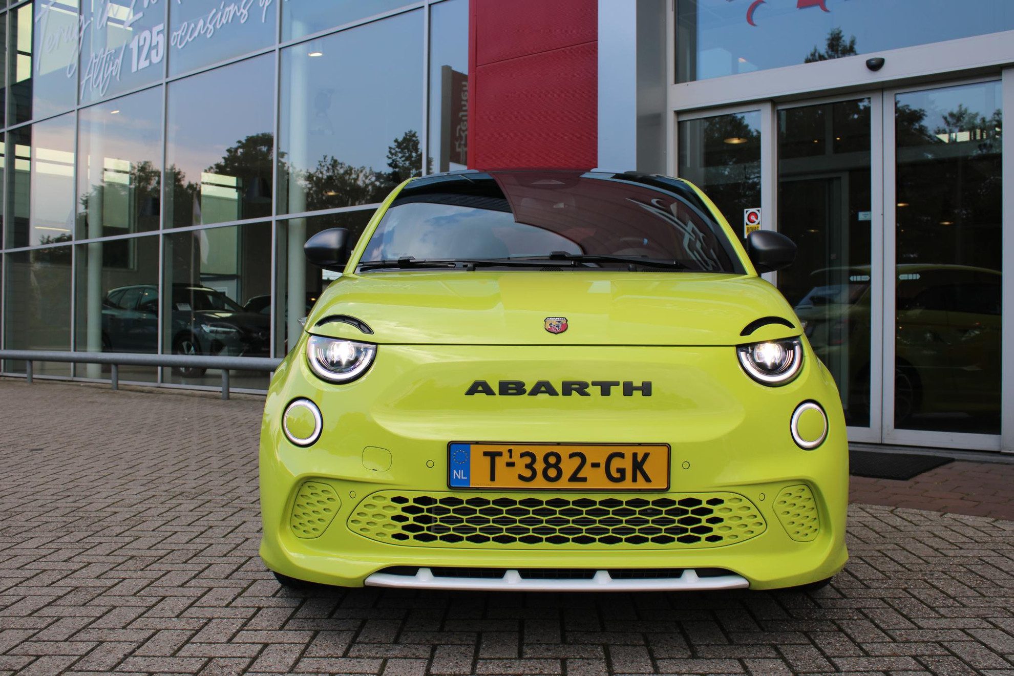 Abarth 500 TURISMO 155PK 42 kWh | PANORAMA DAK | DRAADLOZE APPLE CARPLAY/ANDROID AUTO | NAVIGATIE | ALCANTARA BEKLEDING | 18″ LICHTMETALEN VELGEN | STOEL VERWAMING | JBL AUDIO SYSTEM | SPORT PAKKET | ACHTERUITRIJ CAMERA | FULL LED KOPLAMPEN | DODEHOEK BEWAKING | KEYLESS ENTRY/START | 3-FASE | CRUISE CONTROL | DRAADLOZE TELEFOONLADER | DAB+ RADIO |