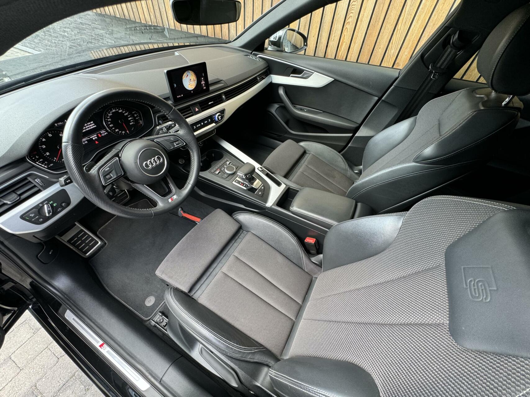 Audi A4 Avant 35 TFSI S line Automaat | Navigatie | Climate Control | Cruise Control | Parkeersensoren achter | Privacy Glass