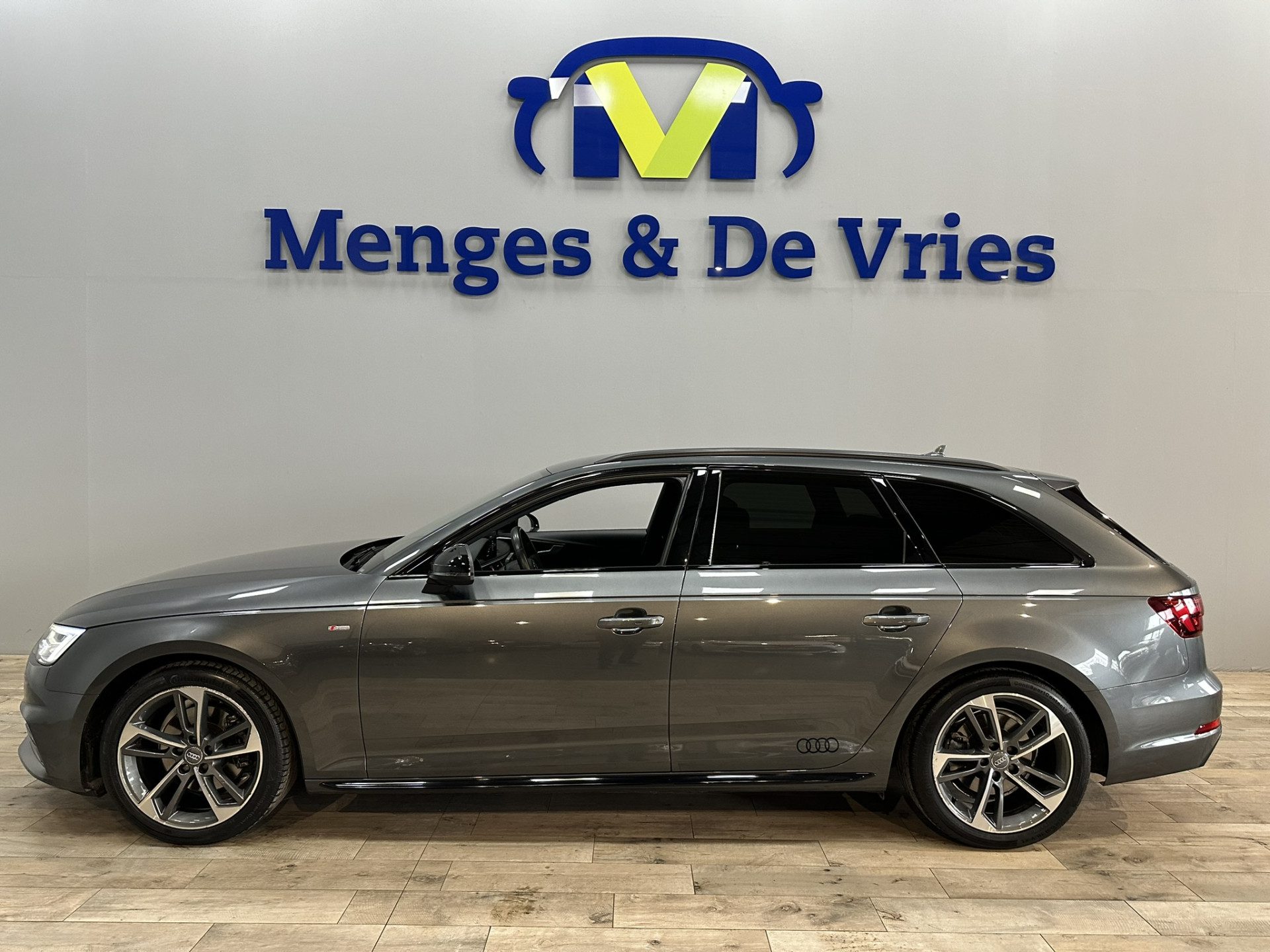 Audi A4 Avant 2.0 TFSI MHEV Sport S line black edition 3x S Line| Airco ECC | Leer | Cruise control | LED | Navigatie | Elek achterklep | 18″ velgen | Isofix |