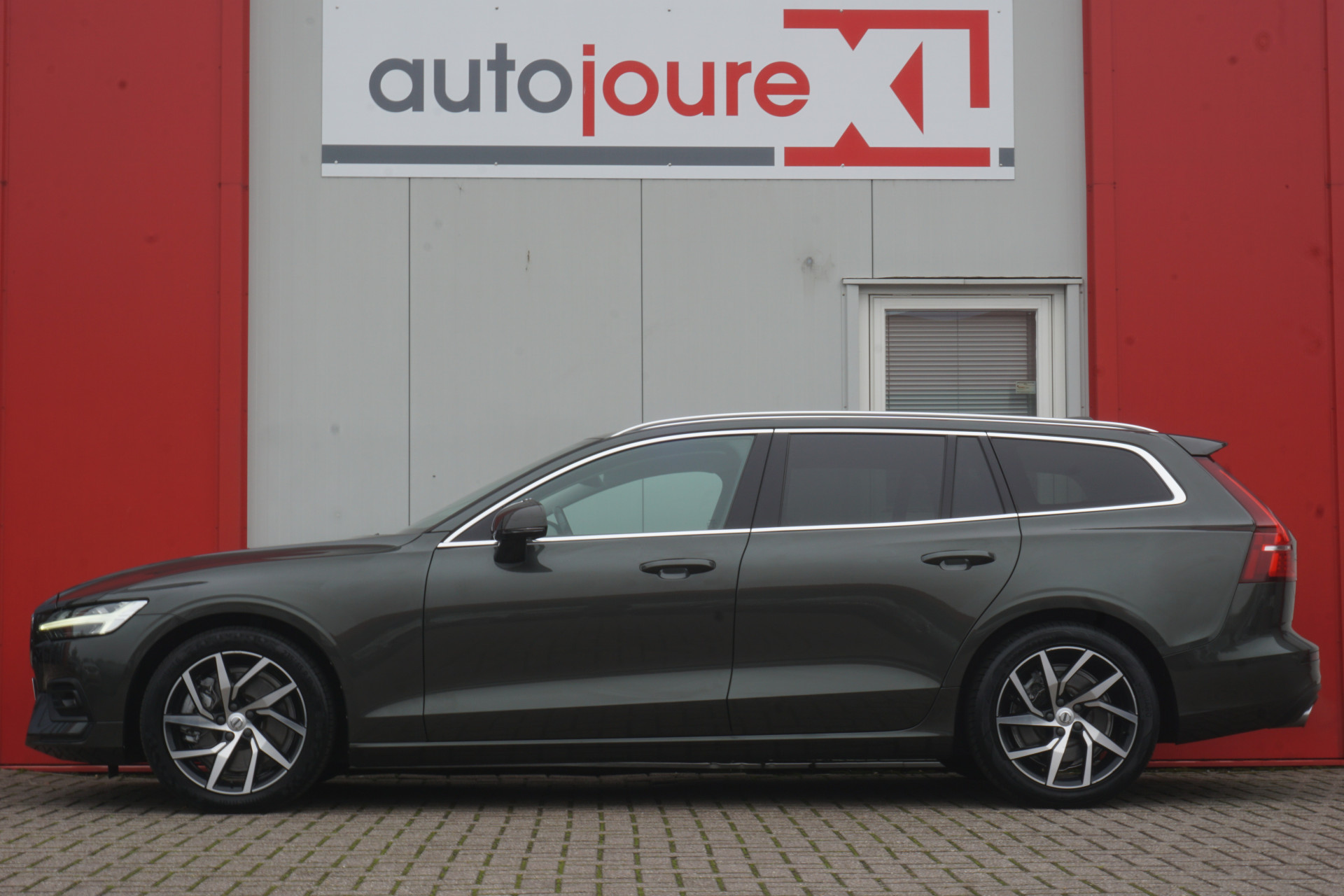 Volvo V60 2.0 T5 Momentum | Scandinavian Line | Leder | Camera | ACC | Trekhaak | Origineel NL |