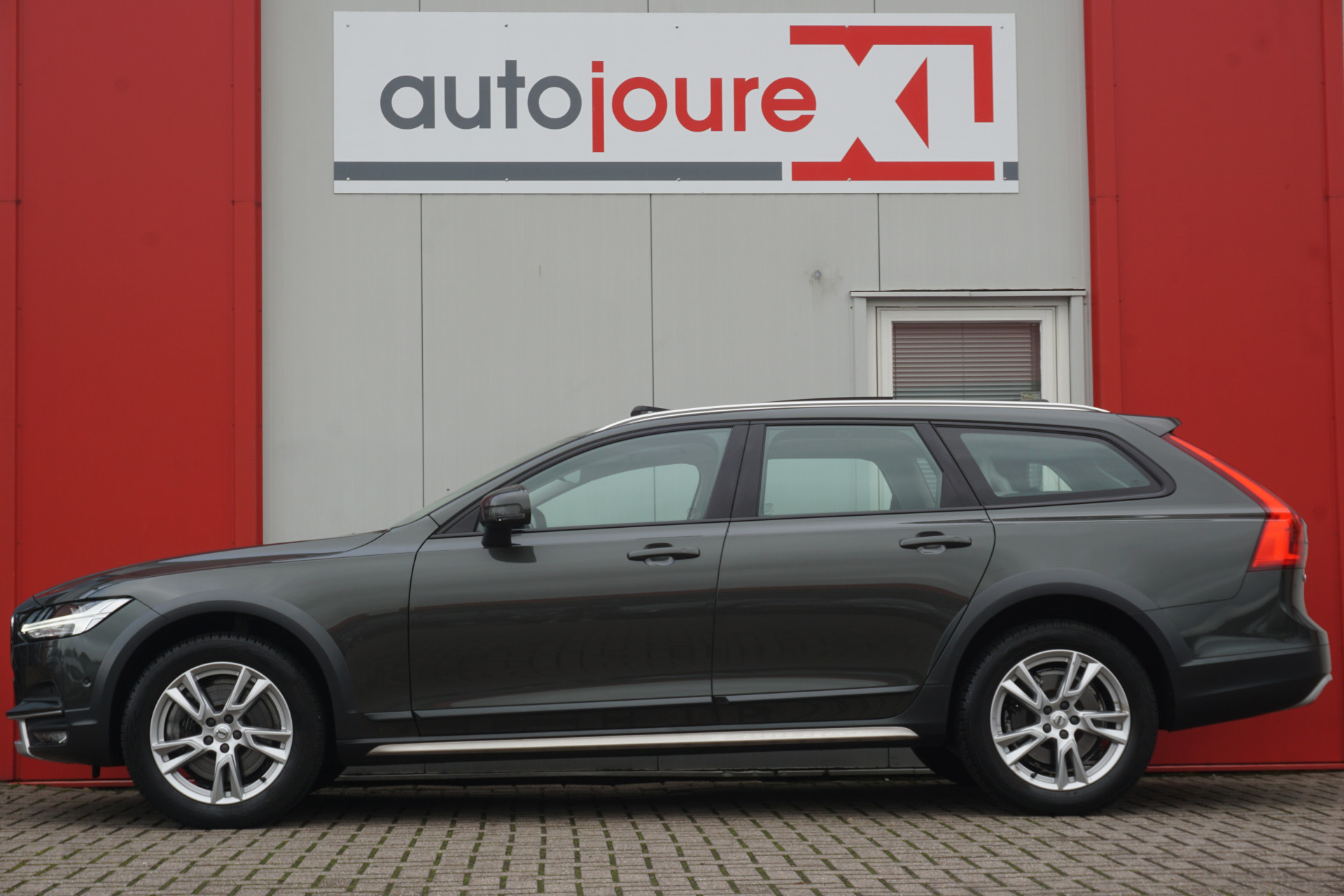 Volvo V90 Cross Country 2.0 D5 Pro AWD | Panoramadak | HUD | ACC | B&W | 360° Camera | Leder | Origineel NL |