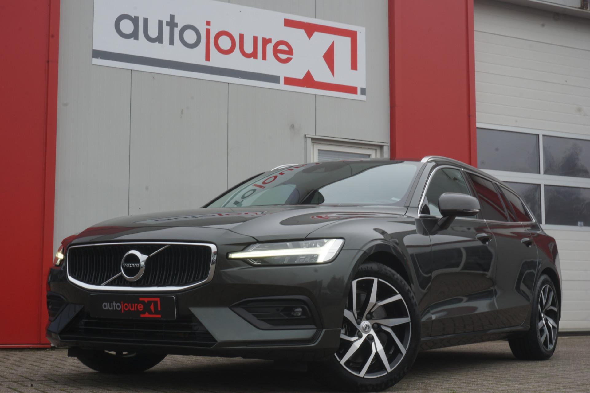 Volvo V60 2.0 T5 Momentum | Scandinavian Line | Leder | Camera | ACC | Trekhaak | Origineel NL |