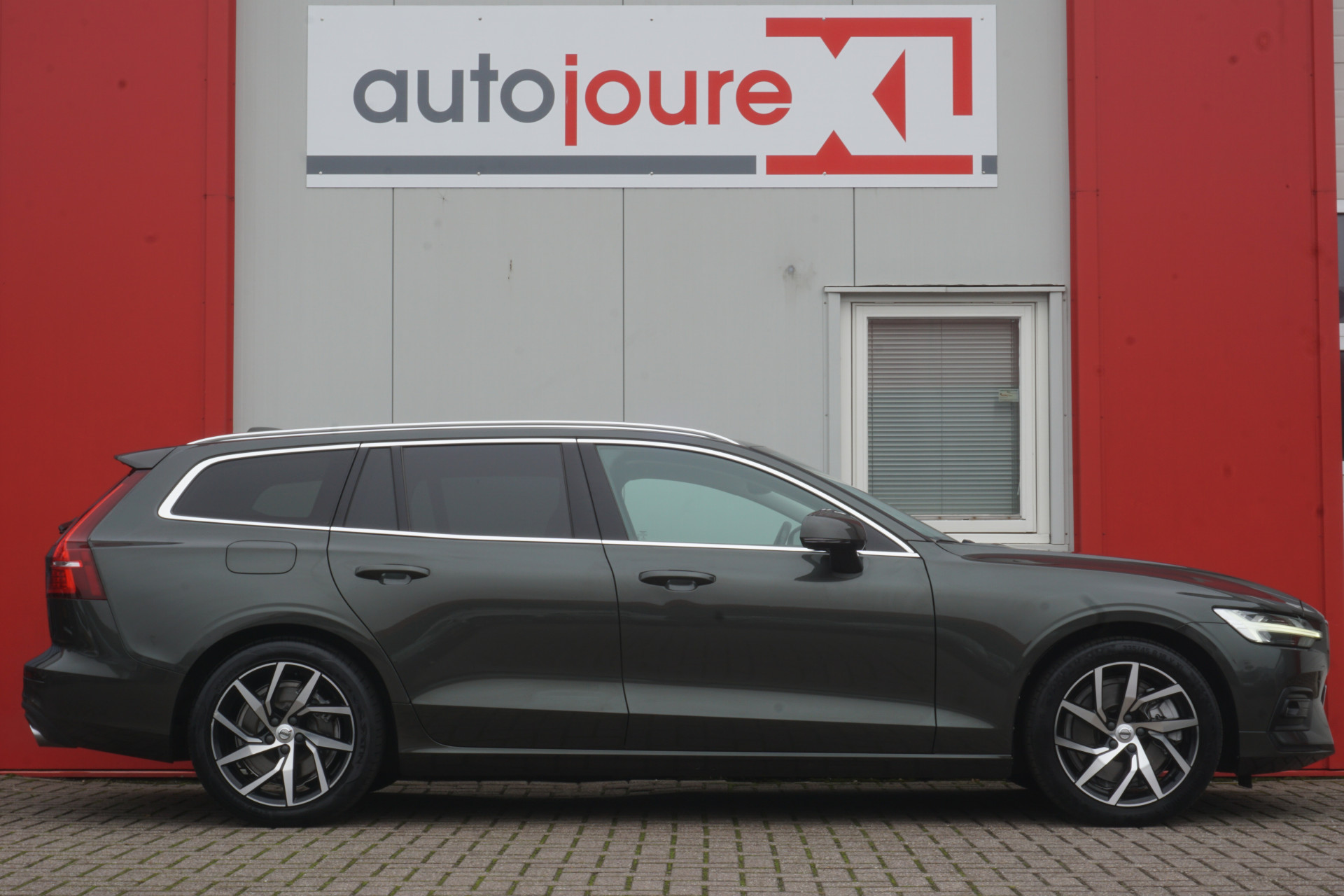 Volvo V60 2.0 T5 Momentum | Scandinavian Line | Leder | Camera | ACC | Trekhaak | Origineel NL |