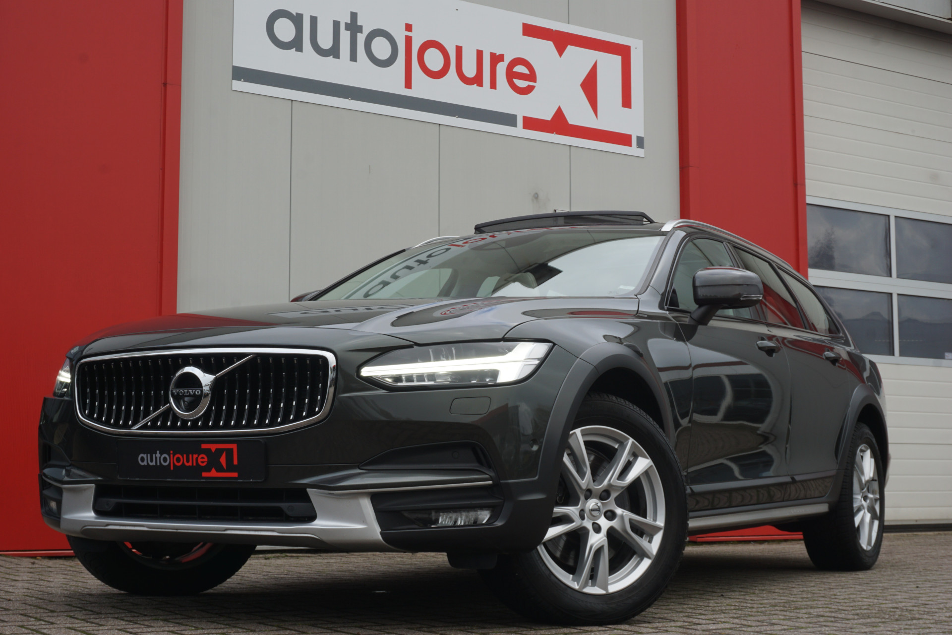 Volvo V90 Cross Country 2.0 D5 Pro AWD | Panoramadak | HUD | ACC | B&W | 360° Camera | Leder | Origineel NL |