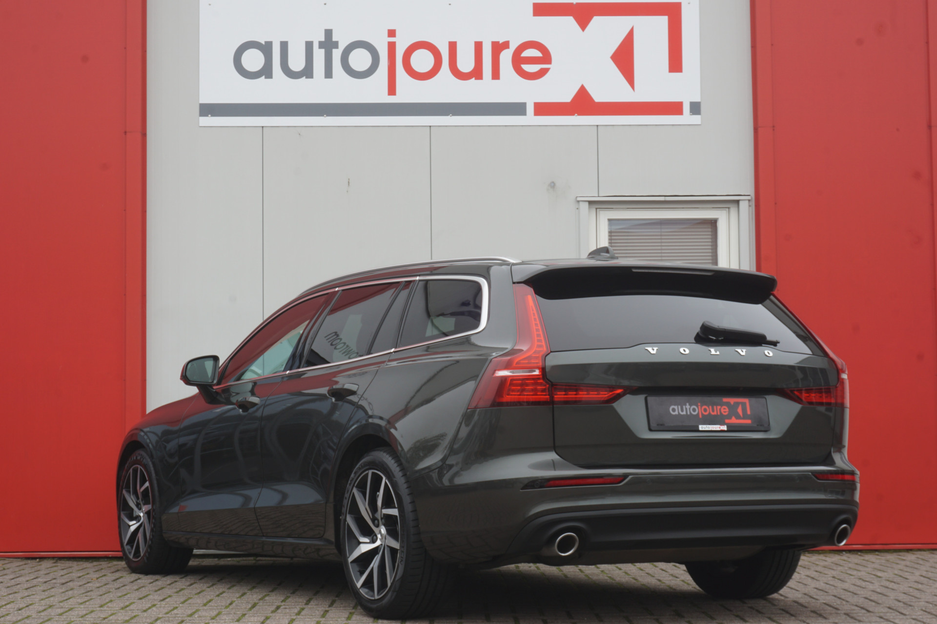 Volvo V60 2.0 T5 Momentum | Scandinavian Line | Leder | Camera | ACC | Trekhaak | Origineel NL |