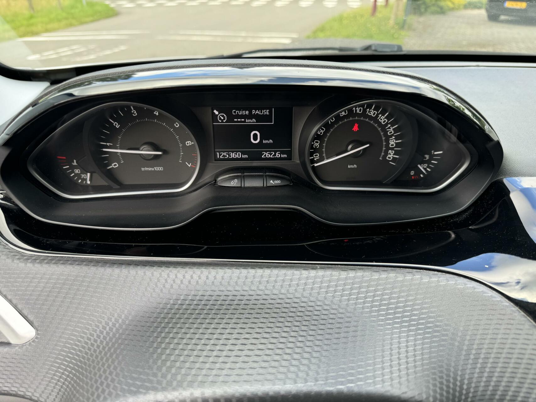 Peugeot 208 1.2 PureTech Executive clima navi trekhaak 5 deurs