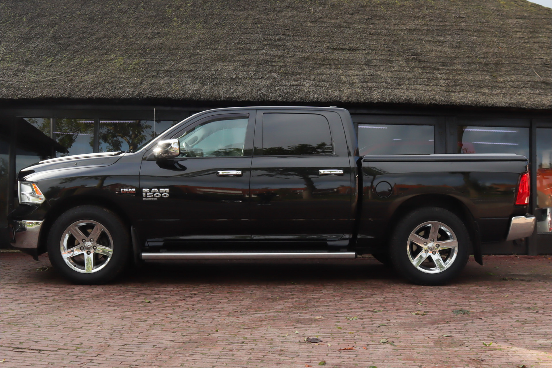 Dodge Ram 1500 Classic 5.7 liter | Navigatie | 3500 KG trekhaak | Stoel/stuur verwarming | Schuif-kantel dak