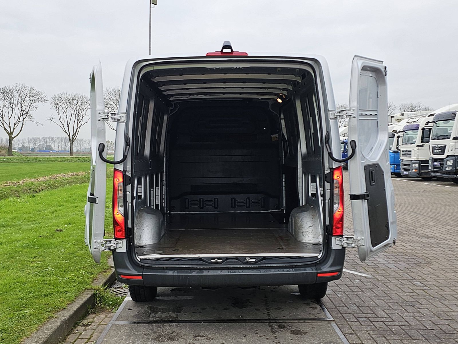 MERCEDES-BENZ SPRINTER 314 l2h1 rwd mbux ac!