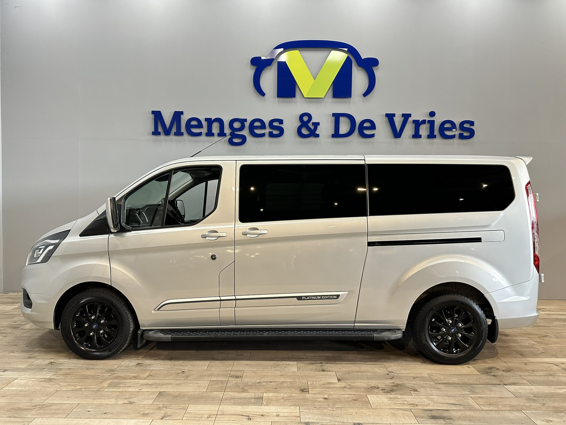 Ford Transit Custom 320 2.0 TDCI L2H1 Platinum Edition DC Excl BTW | Automaat | 2x Schuifdeur | Xenon | Leer | Trekhaak | Navigatie | Stoelverwarming | Apple Carplay | Isofix | NAP |