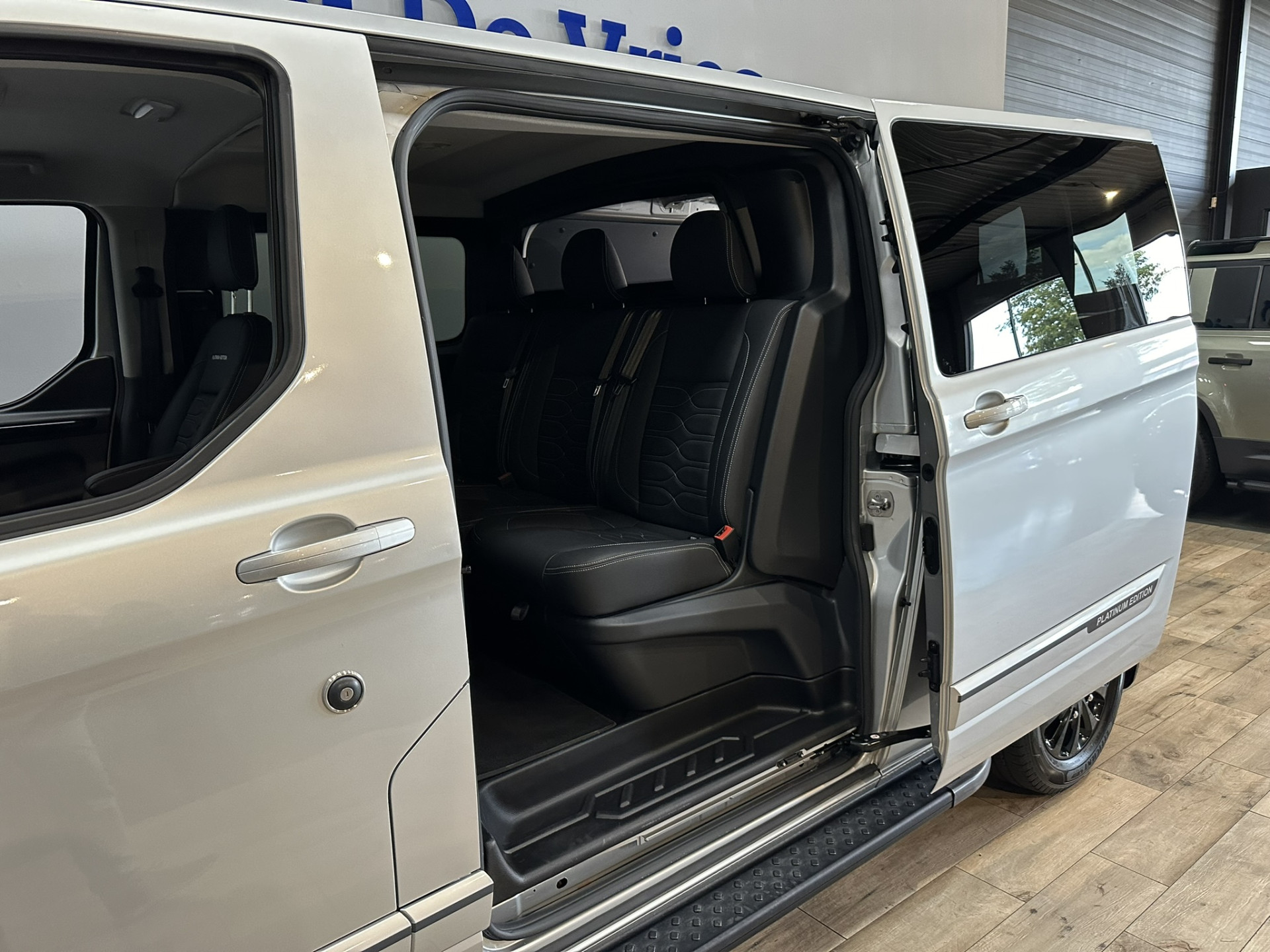 Ford Transit Custom 320 2.0 TDCI L2H1 Platinum Edition DC Excl BTW | Automaat | 2x Schuifdeur | Xenon | Leer | Trekhaak | Navigatie | Stoelverwarming | Apple Carplay | Isofix | NAP |