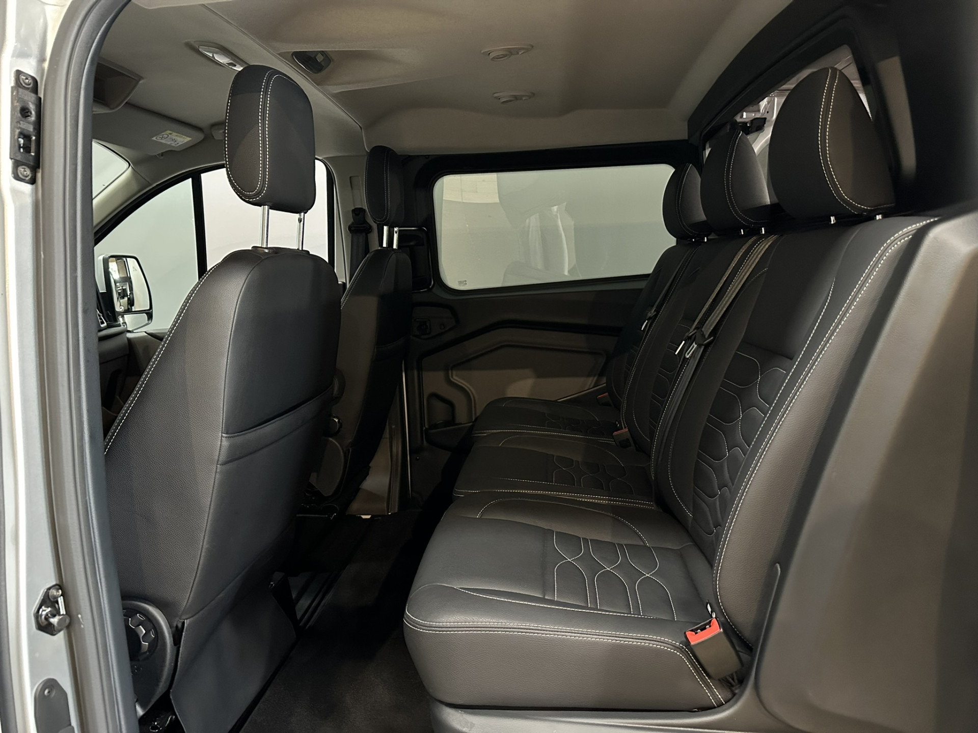 Ford Transit Custom 320 2.0 TDCI L2H1 Platinum Edition DC Excl BTW | Automaat | 2x Schuifdeur | Xenon | Leer | Trekhaak | Navigatie | Stoelverwarming | Apple Carplay | Isofix | NAP |