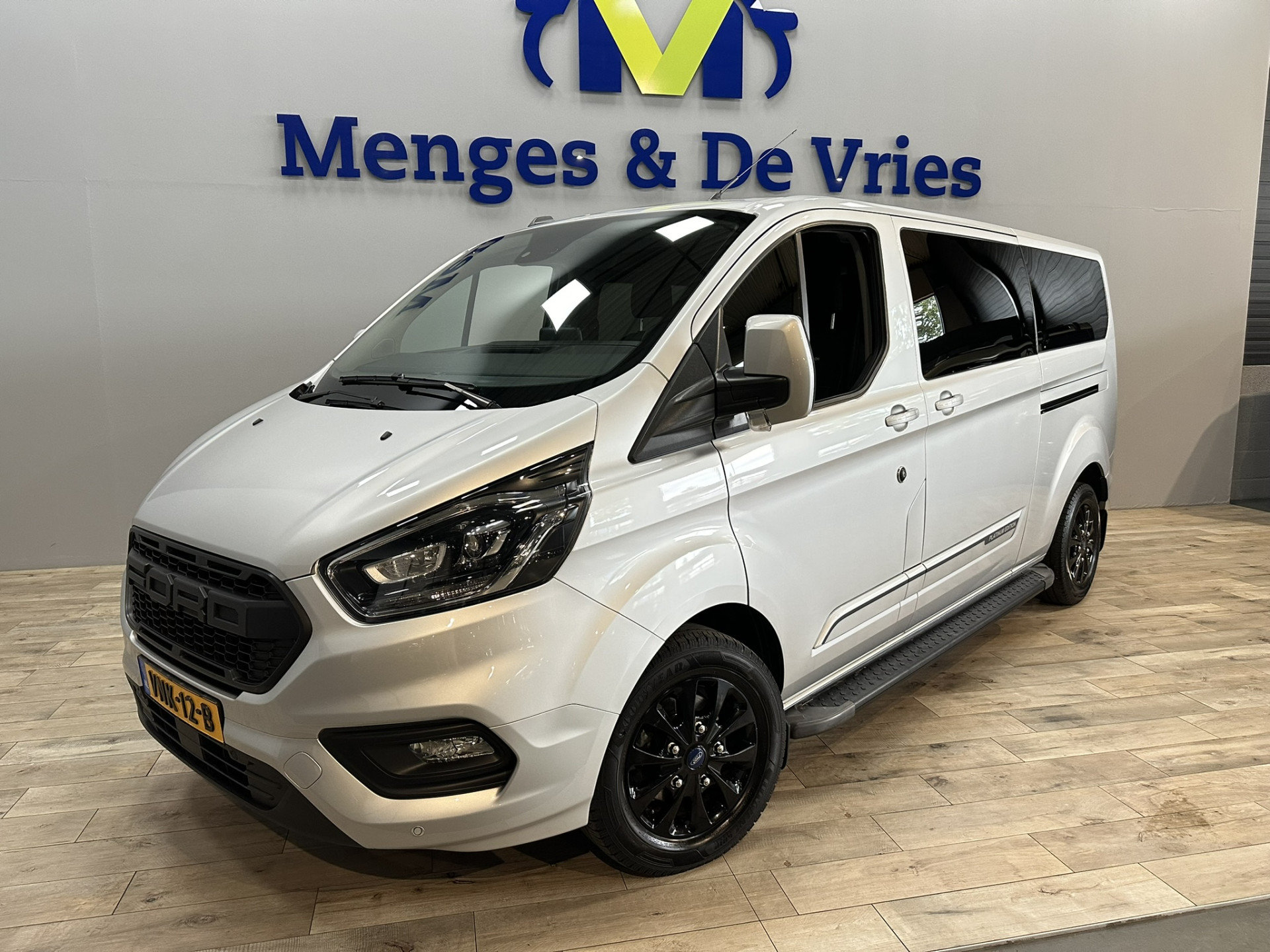 Ford Transit Custom 320 2.0 TDCI L2H1 Platinum Edition DC Excl BTW | Automaat | 2x Schuifdeur | Xenon | Leer | Trekhaak | Navigatie | Stoelverwarming | Apple Carplay | Isofix | NAP |