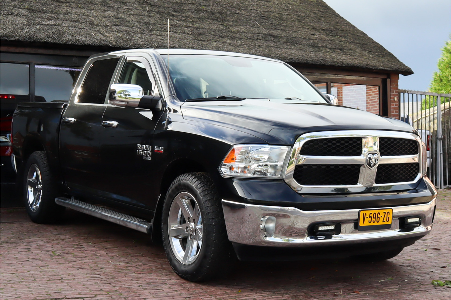 Dodge Ram 1500 Classic 5.7 liter | Navigatie | 3500 KG trekhaak | Stoel/stuur verwarming | Schuif-kantel dak