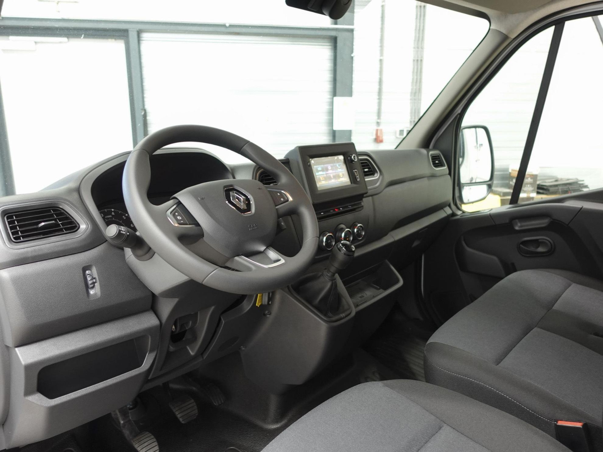 Renault Master T33 2.3 dCi 135 L2H2 BPM VRIJ! Airco Cruise control Parkeersensoren Navigatie Trekhaak