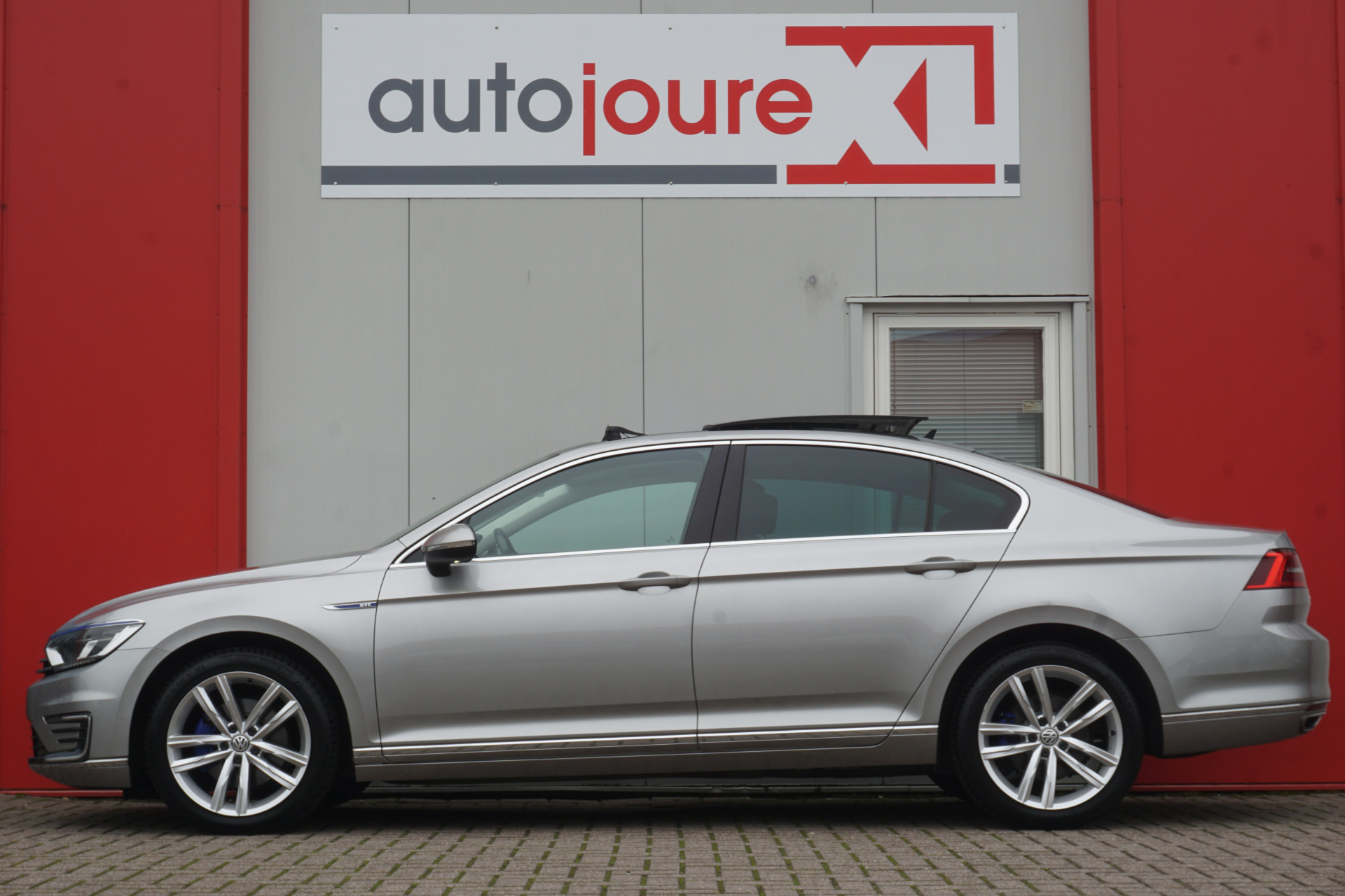 Volkswagen Passat 1.4 TSI GTE Connected Series Plus | Schuif-/kanteldak | Virtual Cockpit | ACC | Camera | Origineel NL |