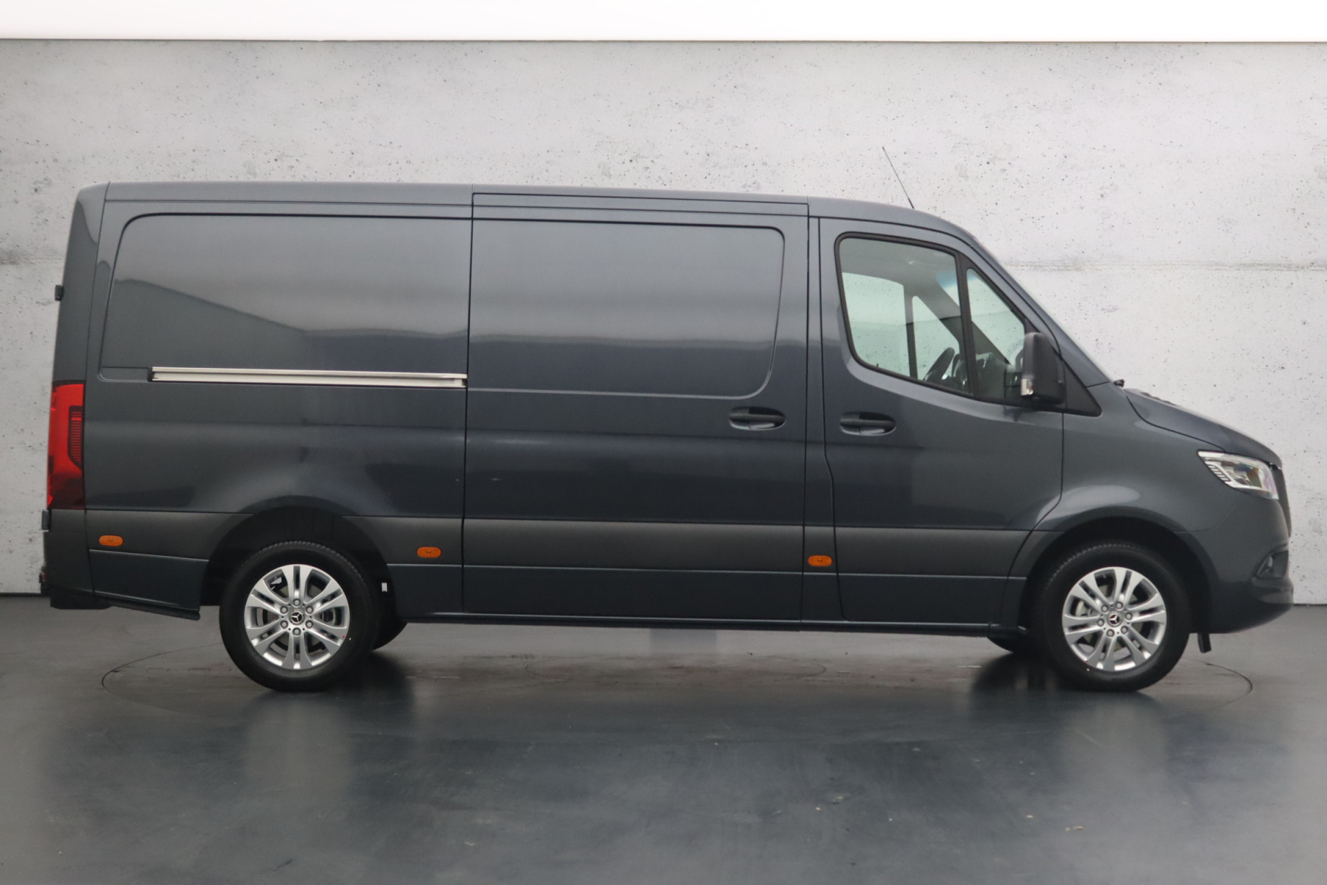 Mercedes-Benz Sprinter 319 1.9 CDI L2H1 RWD Automaat | LED | Cruise control adaptief | Trekhaak | Camera