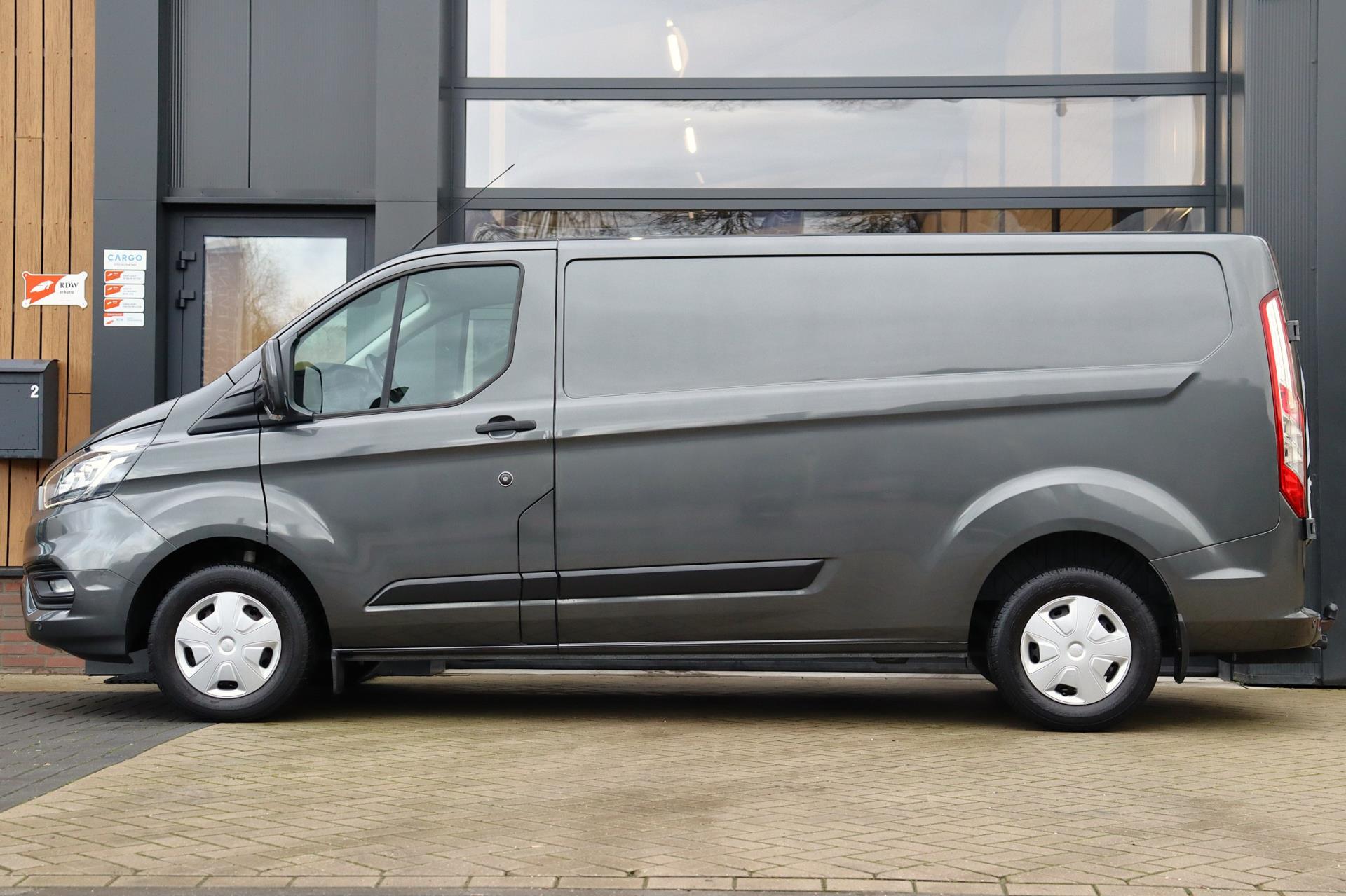 Ford Transit Custom 300 2.0 TDCI L2H1 Trend 130 PK | Trekhaak 2700KG | Navigatie | Camera | Apple CarPlay